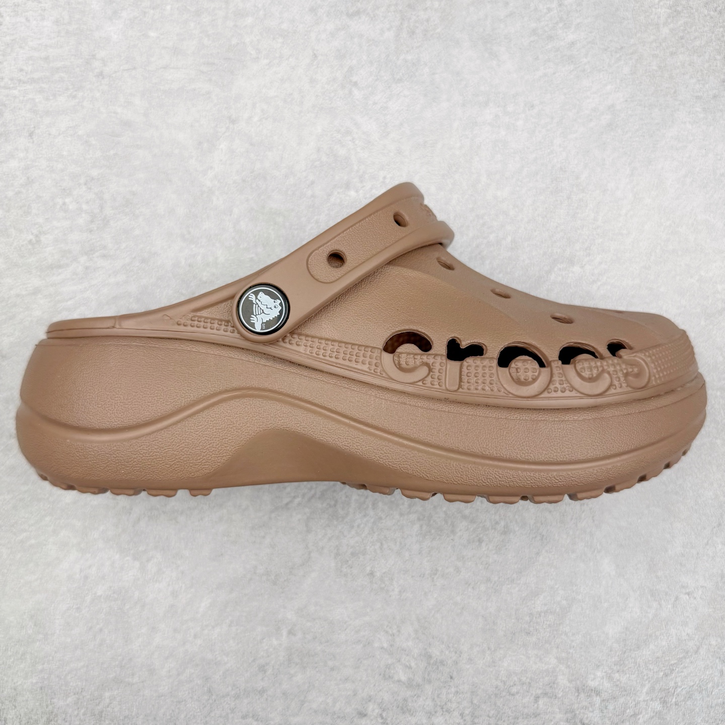 ＃DG莞产 Crocs Baya Platform Clog 卡骆驰贝雅云彩休闲沙滩洞洞鞋拖鞋凉鞋鞋 透明防水袋包装 注意配件需单独购买 超轻Croslite专利材料打造 鞋面更加耐用易清洗 该鞋款轻盈舒适 2002年 经典克骆格诞生 秉承外形简单 穿着舒适的初衷 不断为消费者带来舒适的穿着体验 穿出“趣”味 鞋面洞洞可搭彰显个性的智必星 一鞋两穿 可调节式后跟带增添鞋身的稳固性能 放前面变成愜意舒适的凉拖 放后面行走跑跳更加稳妥 Croslite ™材料 封闭式细胞树脂 能够在体温作用下自动变形以适应脚部形状 涉水性优秀的同时易于清洁 抓地力强 不易打滑 Crocs的核心理念：轻便 灵活 全方位的舒适感 同步官方尺码：M4（36-37） M5（37-38）M6（38-39）M7（39-40）-选品中心