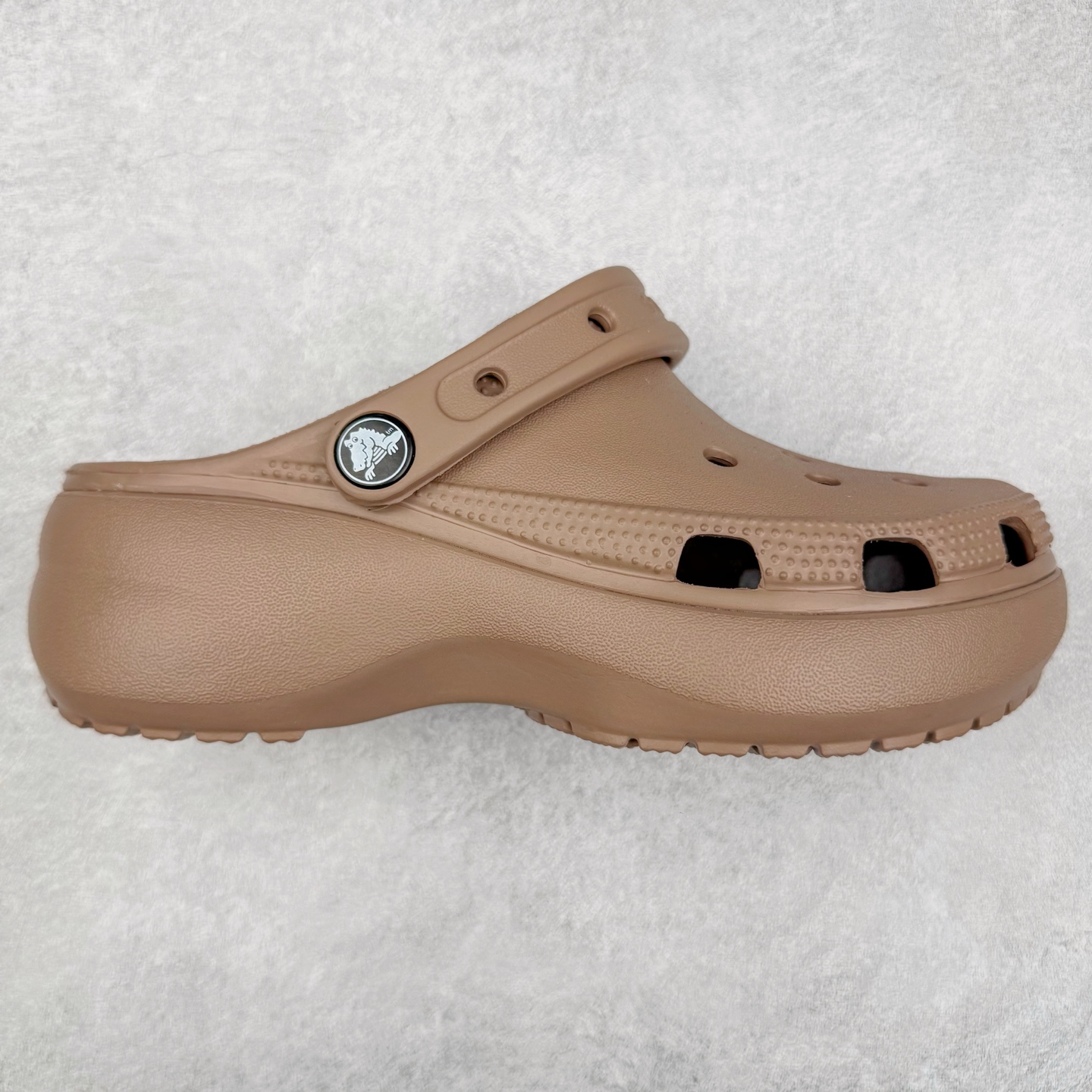 ＃DG莞产 Crocs Classic Clog 卡骆驰云朵休闲沙滩洞洞拖鞋凉鞋 透明防水袋包装 注意配件需单独购买 超轻Croslite专利材料打造 鞋面更加耐用易清洗 该鞋款轻盈舒适 2002年 经典克骆格诞生 秉承外形简单 穿着舒适的初衷 不断为消费者带来舒适的穿着体验 穿出“趣”味 鞋面洞洞可搭彰显个性的智必星 一鞋两穿 可调节式后跟带增添鞋身的稳固性能 放前面变成愜意舒适的凉拖 放后面行走跑跳更加稳妥 Croslite ™材料 封闭式细胞树脂 能够在体温作用下自动变形以适应脚部形状 涉水性优秀的同时易于清洁 抓地力强 不易打滑 Crocs的核心理念：轻便 灵活 全方位的舒适感 同步官方尺码：M4（36-37） M5（37-38）M6（38-39）M7（39-40）-选品中心