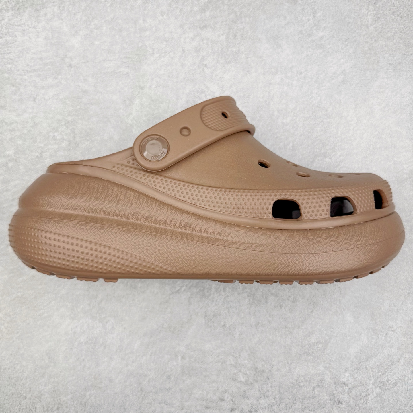 ＃DG莞产 Crocs Classic Clog 卡骆驰休闲沙滩洞洞鞋拖鞋凉鞋泡芙鞋 透明防水袋包装 注意配件需单独购买 超轻Croslite专利材料打造 鞋面更加耐用易清洗 该鞋款轻盈舒适 2002年 经典克骆格诞生 秉承外形简单 穿着舒适的初衷 不断为消费者带来舒适的穿着体验 穿出“趣”味 鞋面洞洞可搭彰显个性的智必星 一鞋两穿 可调节式后跟带增添鞋身的稳固性能 放前面变成愜意舒适的凉拖 放后面行走跑跳更加稳妥 Croslite ™材料 封闭式细胞树脂 能够在体温作用下自动变形以适应脚部形状 涉水性优秀的同时易于清洁 抓地力强 不易打滑 Crocs的核心理念：轻便 灵活 全方位的舒适感 同步官方尺码：M4（36-37） M5（37-38）M6（38-39）M7（39-40）-选品中心