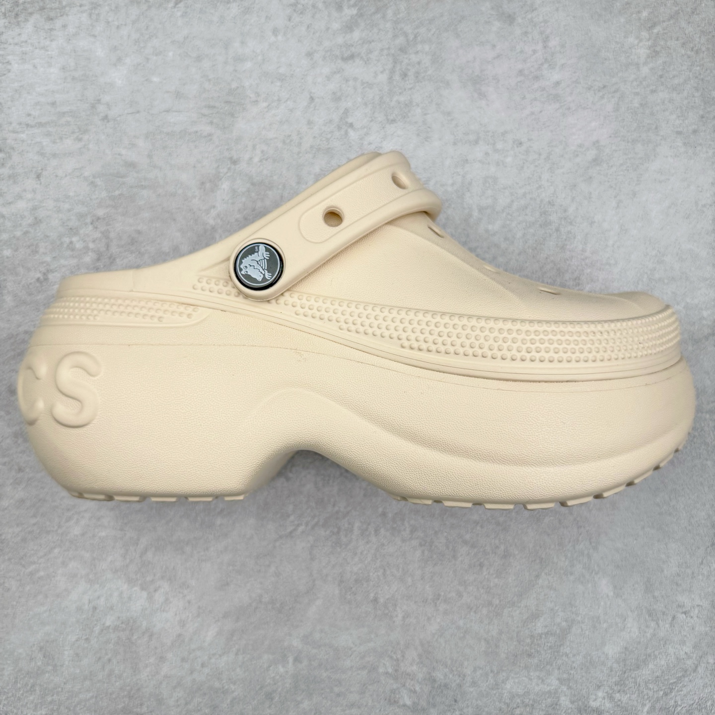 ＃DG莞产 Crocs Classic Clog 卡骆驰休闲沙滩洞洞拖鞋凉鞋 透明防水袋包装 注意配件需单独购买 超轻Croslite专利材料打造 鞋面更加耐用易清洗 该鞋款轻盈舒适 2002年 经典克骆格诞生 秉承外形简单 穿着舒适的初衷 不断为消费者带来舒适的穿着体验 穿出“趣”味 鞋面洞洞可搭彰显个性的智必星 一鞋两穿 可调节式后跟带增添鞋身的稳固性能 放前面变成愜意舒适的凉拖 放后面行走跑跳更加稳妥 Croslite ™材料 封闭式细胞树脂 能够在体温作用下自动变形以适应脚部形状 涉水性优秀的同时易于清洁 抓地力强 不易打滑 Crocs的核心理念：轻便 灵活 全方位的舒适感 同步官方尺码：M4（36-37） M5（37-38）M6（38-39）M7（39-40）-选品中心