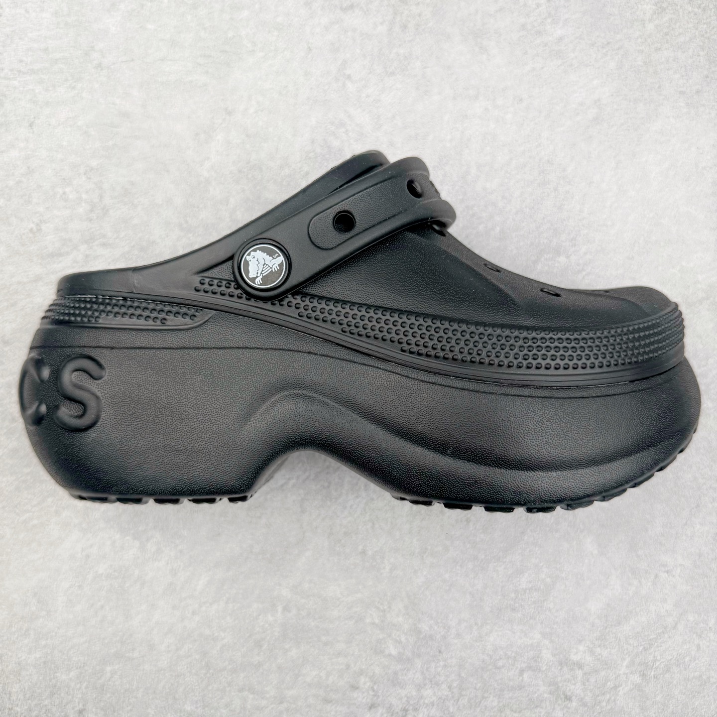 ＃DG莞产 Crocs Classic Clog 卡骆驰休闲沙滩洞洞拖鞋凉鞋 透明防水袋包装 注意配件需单独购买 超轻Croslite专利材料打造 鞋面更加耐用易清洗 该鞋款轻盈舒适 2002年 经典克骆格诞生 秉承外形简单 穿着舒适的初衷 不断为消费者带来舒适的穿着体验 穿出“趣”味 鞋面洞洞可搭彰显个性的智必星 一鞋两穿 可调节式后跟带增添鞋身的稳固性能 放前面变成愜意舒适的凉拖 放后面行走跑跳更加稳妥 Croslite ™材料 封闭式细胞树脂 能够在体温作用下自动变形以适应脚部形状 涉水性优秀的同时易于清洁 抓地力强 不易打滑 Crocs的核心理念：轻便 灵活 全方位的舒适感 同步官方尺码：M4（36-37） M5（37-38）M6（38-39）M7（39-40）-选品中心