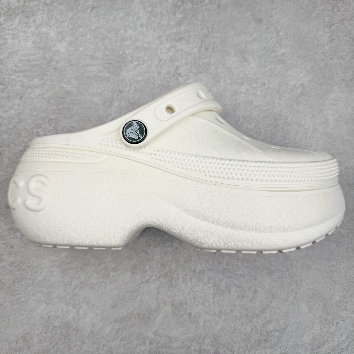 ＃DG莞产 Crocs Classic Clog 卡骆驰休闲沙滩洞洞拖鞋凉鞋 透明防水袋包装 注意配件需单独购买 超轻Croslite专利材料打造 鞋面更加耐用易清洗 该鞋款轻盈舒适 2002年 经典克骆格诞生 秉承外形简单 穿着舒适的初衷 不断为消费者带来舒适的穿着体验 穿出“趣”味 鞋面洞洞可搭彰显个性的智必星 一鞋两穿 可调节式后跟带增添鞋身的稳固性能 放前面变成愜意舒适的凉拖 放后面行走跑跳更加稳妥 Croslite ™材料 封闭式细胞树脂 能够在体温作用下自动变形以适应脚部形状 涉水性优秀的同时易于清洁 抓地力强 不易打滑 Crocs的核心理念：轻便 灵活 全方位的舒适感 同步官方尺码：M4（36-37） M5（37-38）M6（38-39）M7（39-40）-选品中心