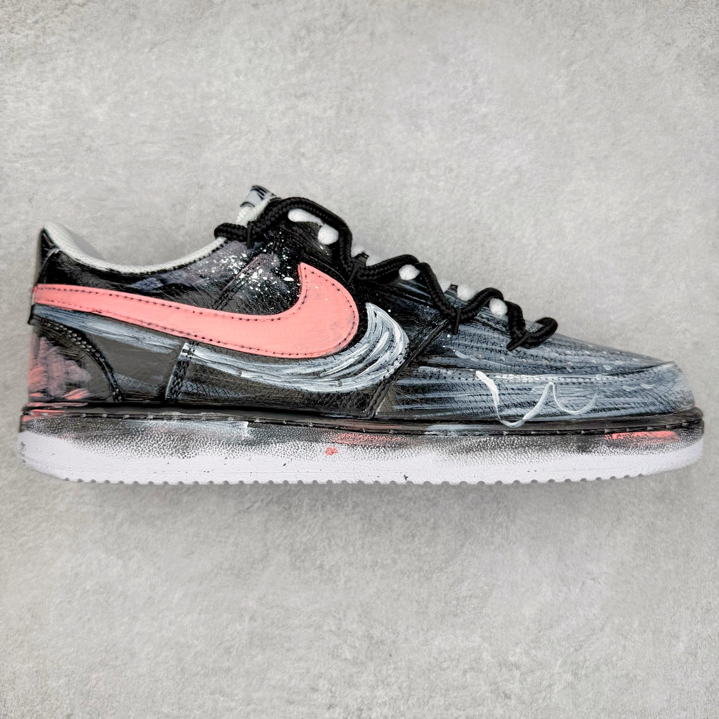 NK Court Vision 1 Low“病变制造” 手绘涂鸦定制板鞋 把爱情的元素融入病变细胞研究，试图创造出一种特殊的“爱情病变”，让细胞像热恋时的心一样，充满活力又稳定。日夜颠倒，查阅资料、反复试验，调配出各种药剂，注入培养皿，观察细胞的反应。细胞开始呈现出奇妙的变化，它们紧密相连，闪烁着微光，像极了两颗紧紧相依的心 货号：DH2987-212 尺码：36 36.5 37.5 38 38.5 39 40 40.5 41 42 42.5 43 44 44.5 45-选品中心