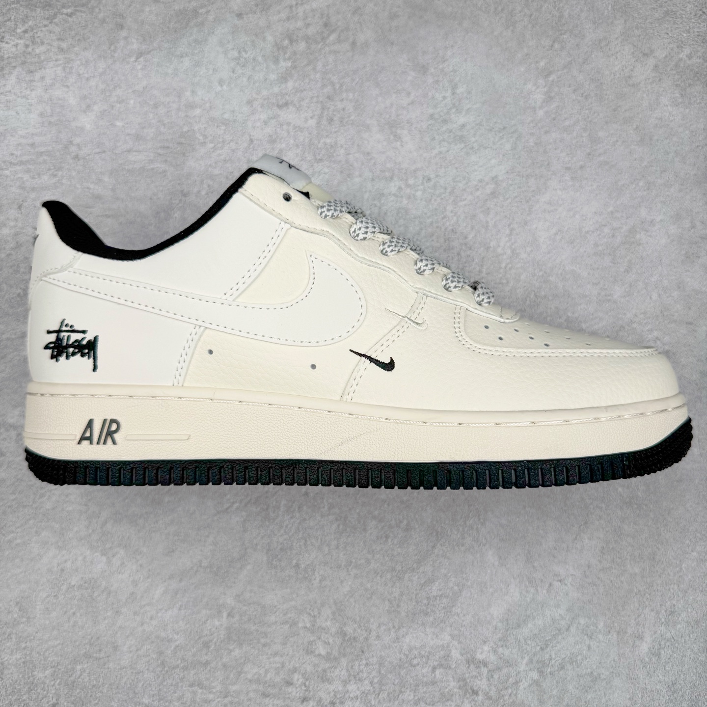 NK Air Force 1´07 Low 空军一号低帮百搭休闲运动板鞋 XZ6188-713 柔软、弹性十足的缓震性能和出色的中底设计 横跨复古与现代的外型结合 造就出风靡全球 三十多年的Force 1 直到今天还深受青睐 实拍调校N版已经零色差零失真 百分百还原实物色彩所见即所得 不存在货不对板色差等低级问题 选购参考实物拍摄 不混卖不参货 只用心做好货严格选品 承诺混一赔十 尺码：36 36.5 37.5 38 38.5 39 40 40.5 41 42 42.5 43 44 44.5 45-选品中心