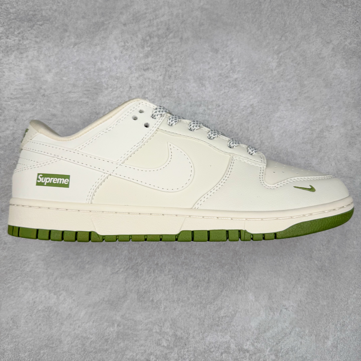 NK Dunk Low 定制配色 XX8888-002 大厂出品 极力推荐 原装头层材料 独家版型蒸餾加工帶來的是更好的视觉和脚感体验大厂纯原品质出货 清洁度 电绣工艺 皮料切割干净无任何毛边 细节完美 实拍调校N版已经零色差零失真 百分百还原实物色彩所见即所得 不存在货不对板色差等低级问题 选购参考实物拍摄 不混卖不参货 只用心做好货严格选品 承诺混一赔十 尺码：36 36.5 37.5 38 38.5 39 40 40.5 41 42 42.5 43 44 44.5 45-选品中心