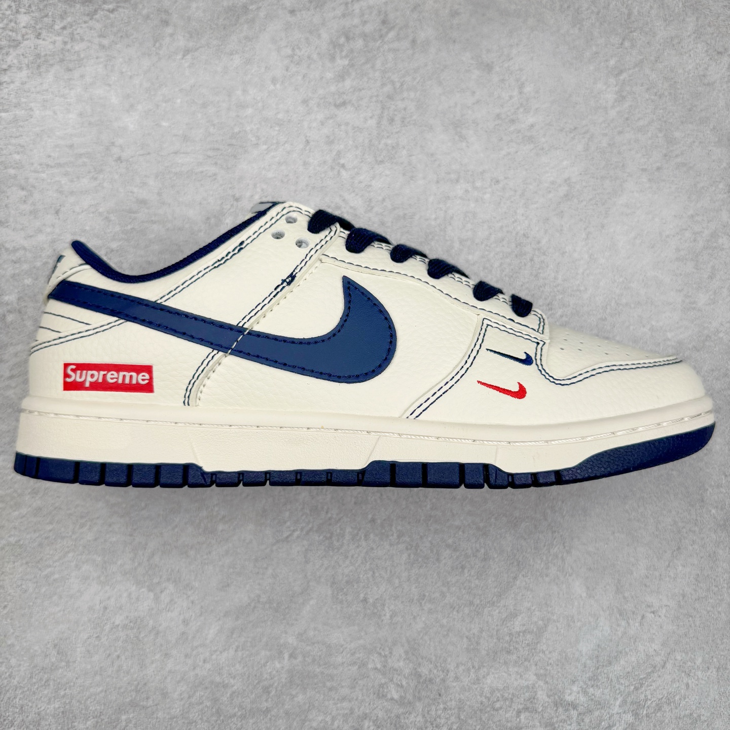 NK Dunk Low 定制配色 XX2025-315 大厂出品 极力推荐 原装头层材料 独家版型蒸餾加工帶來的是更好的视觉和脚感体验大厂纯原品质出货 清洁度 电绣工艺 皮料切割干净无任何毛边 细节完美 实拍调校N版已经零色差零失真 百分百还原实物色彩所见即所得 不存在货不对板色差等低级问题 选购参考实物拍摄 不混卖不参货 只用心做好货严格选品 承诺混一赔十 尺码：36 36.5 37.5 38 38.5 39 40 40.5 41 42 42.5 43 44 44.5 45-选品中心