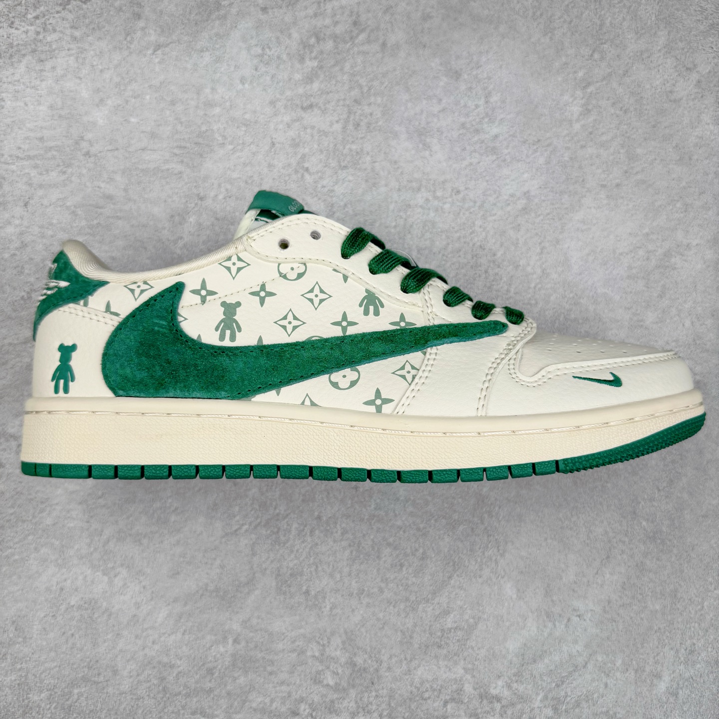 TS x Air Jordan AJ1 Low 倒钩低帮联名定制配色 SJ2068-112 原厂内置气垫魔块 A模大底 头层小牛皮 鞋舌AJ原厂专用牛津布+AJ专用反口珍珠布+原厂无杂质高弹内里海棉+特殊封边弹力鞋带 实拍调校N版已经零色差零失真 百分百还原实物色彩所见即所得 不存在货不对板色差等低级问题 选购参考实物拍摄 不混卖不参货 只用心做好货严格选品 承诺混一赔十 尺码：36 36.5 37.5 38 38.5 39 40 40.5 41 42 42.5 43 44 44.5 45-选品中心