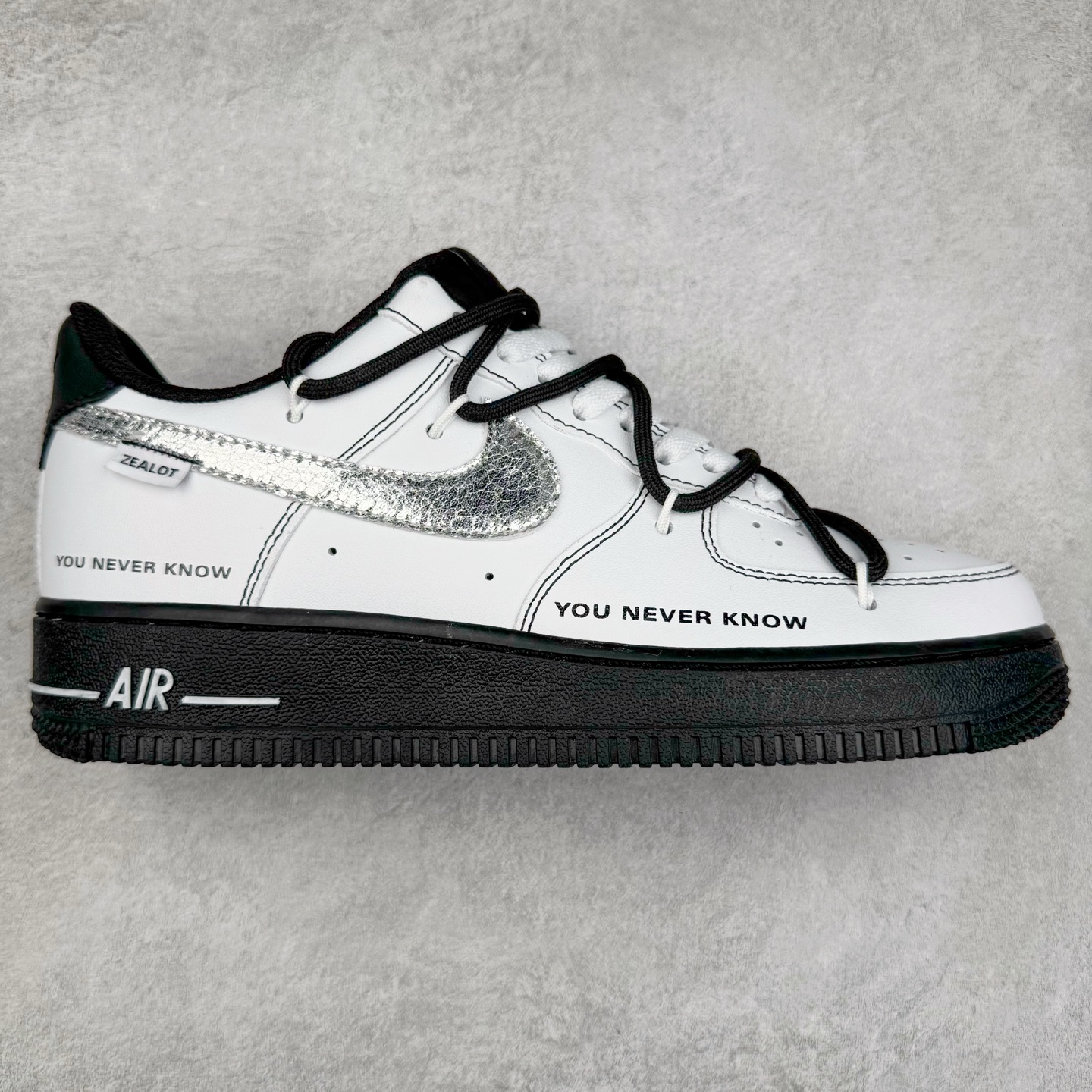 NK Air Force 1´07 Low 空军一号低帮百搭休闲运动板鞋 ZH0316-066 柔软、弹性十足的缓震性能和出色的中底设计 横跨复古与现代的外型结合 造就出风靡全球 三十多年的Force 1 直到今天还深受青睐 实拍调校N版已经零色差零失真 百分百还原实物色彩所见即所得 不存在货不对板色差等低级问题 选购参考实物拍摄 不混卖不参货 只用心做好货严格选品 承诺混一赔十 尺码：36 36.5 37.5 38 38.5 39 40 40.5 41 42 42.5 43 44 44.5 45-选品中心