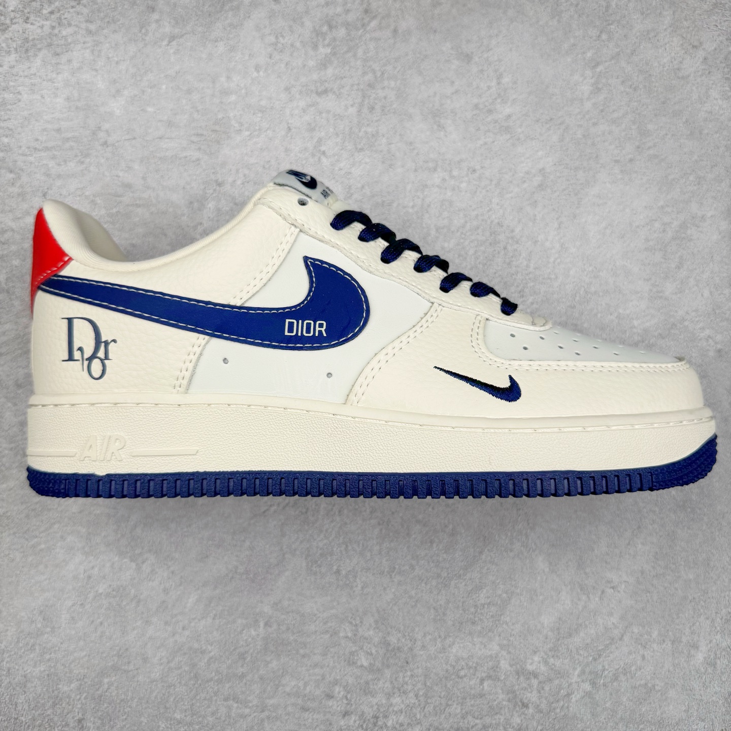 NK Air Force 1´07 Low 空军一号低帮百搭休闲运动板鞋 KK1988-067 柔软、弹性十足的缓震性能和出色的中底设计 横跨复古与现代的外型结合 造就出风靡全球 三十多年的Force 1 直到今天还深受青睐 实拍调校N版已经零色差零失真 百分百还原实物色彩所见即所得 不存在货不对板色差等低级问题 选购参考实物拍摄 不混卖不参货 只用心做好货严格选品 承诺混一赔十 尺码：36 36.5 37.5 38 38.5 39 40 40.5 41 42 42.5 43 44 44.5 45-选品中心