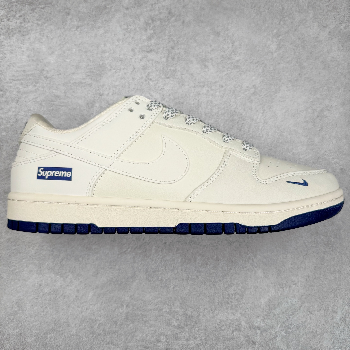 NK Dunk Low 定制配色 XX8888-003 大厂出品 极力推荐 原装头层材料 独家版型蒸餾加工帶來的是更好的视觉和脚感体验大厂纯原品质出货 清洁度 电绣工艺 皮料切割干净无任何毛边 细节完美 实拍调校N版已经零色差零失真 百分百还原实物色彩所见即所得 不存在货不对板色差等低级问题 选购参考实物拍摄 不混卖不参货 只用心做好货严格选品 承诺混一赔十 尺码：36 36.5 37.5 38 38.5 39 40 40.5 41 42 42.5 43 44 44.5 45-选品中心