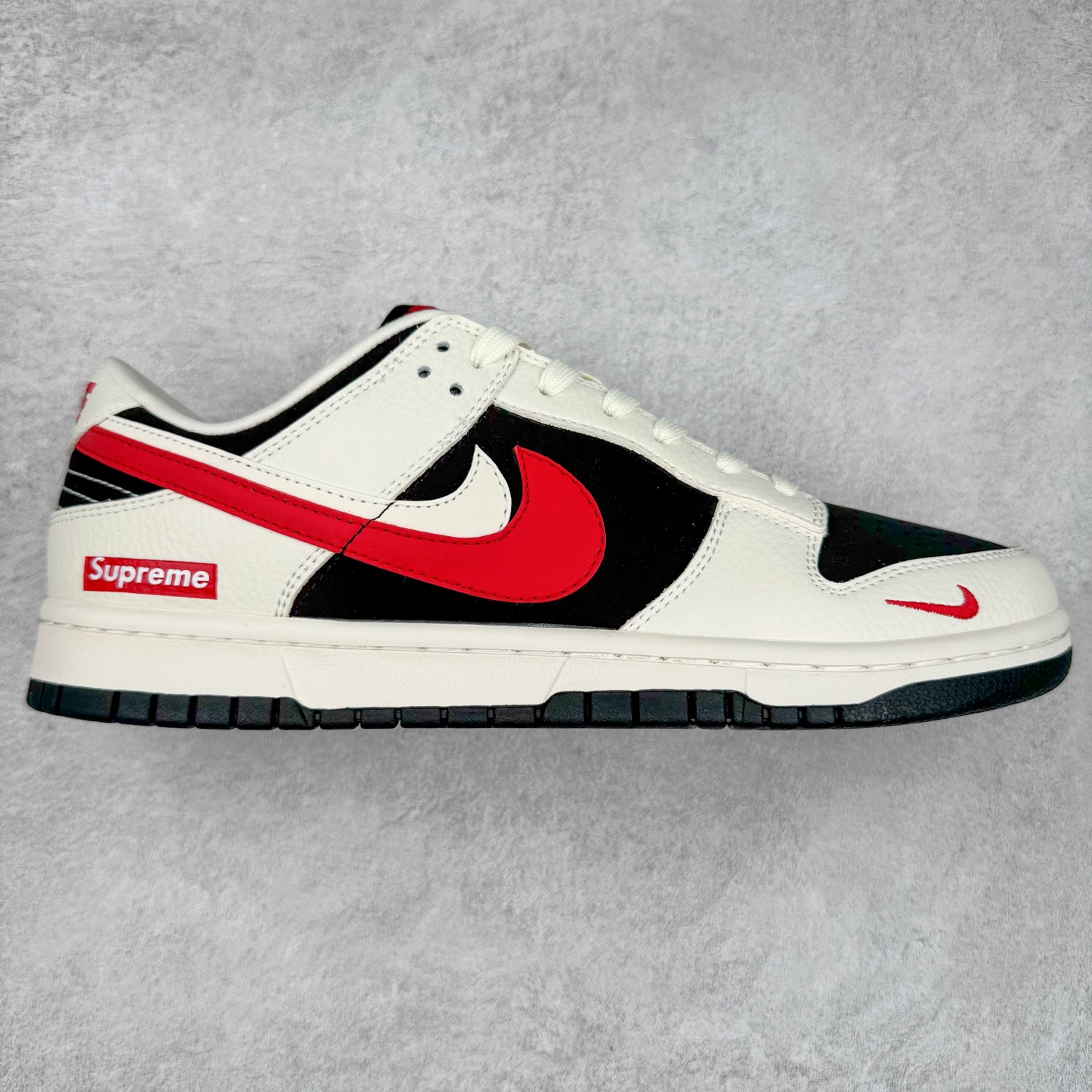 NK Dunk Low 定制配色 CS1688-102 大厂出品 极力推荐 原装头层材料 独家版型蒸餾加工帶來的是更好的视觉和脚感体验大厂纯原品质出货 清洁度 电绣工艺 皮料切割干净无任何毛边 细节完美 实拍调校N版已经零色差零失真 百分百还原实物色彩所见即所得 不存在货不对板色差等低级问题 选购参考实物拍摄 不混卖不参货 只用心做好货严格选品 承诺混一赔十 尺码：36 36.5 37.5 38 38.5 39 40 40.5 41 42 42.5 43 44 44.5 45-选品中心