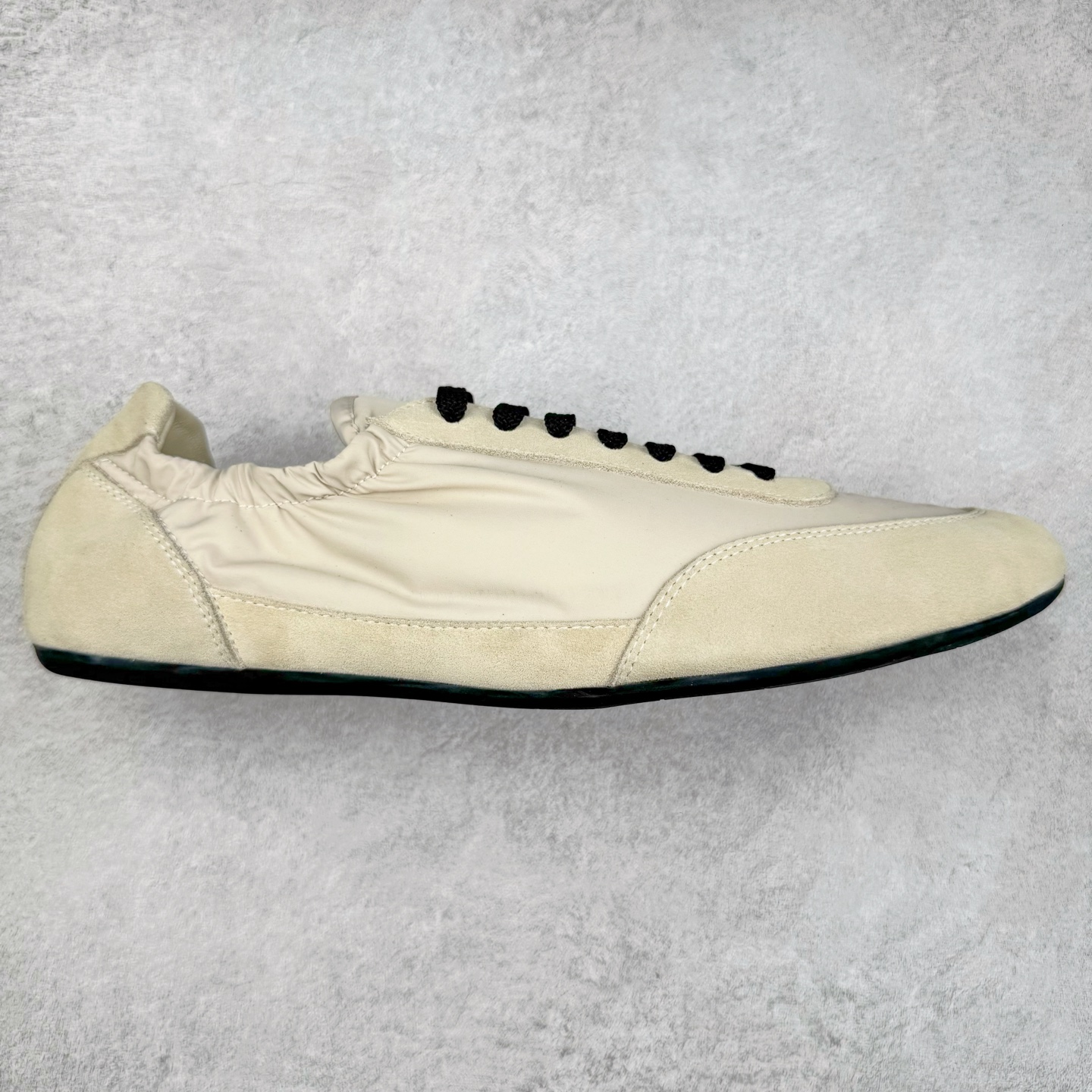 Prada 普拉达早春夏秀款薄底德训鞋 2025ss秀款出境率最高的单品 原版1比1开发 面料丝光牛反绒 牛皮垫脚 橡胶大底 内里羊皮包裹 软软糯糯的 鞋垫加厚小羊皮 踩上去无比舒适 有支撑感 又包裹得很好的感觉 鞋型包裹感十足 轻便好穿实用的一款休闲鞋 原版开模橡胶大底 尺码:35 36 37 38 39 40 41 42 43 44-选品中心