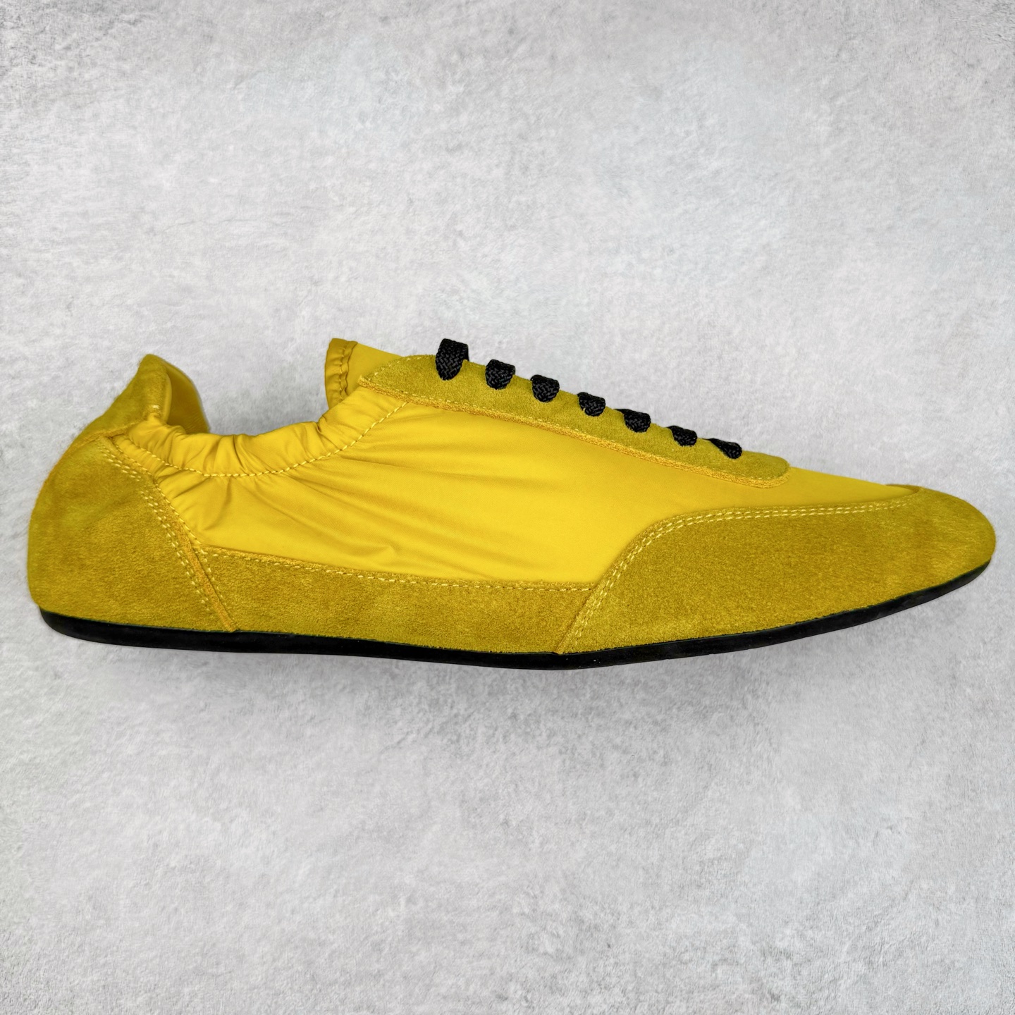 Prada 普拉达早春夏秀款薄底德训鞋 2025ss秀款出境率最高的单品 原版1比1开发 面料丝光牛反绒 牛皮垫脚 橡胶大底 内里羊皮包裹 软软糯糯的 鞋垫加厚小羊皮 踩上去无比舒适 有支撑感 又包裹得很好的感觉 鞋型包裹感十足 轻便好穿实用的一款休闲鞋 原版开模橡胶大底 尺码:35 36 37 38 39 40 41 42 43 44-选品中心