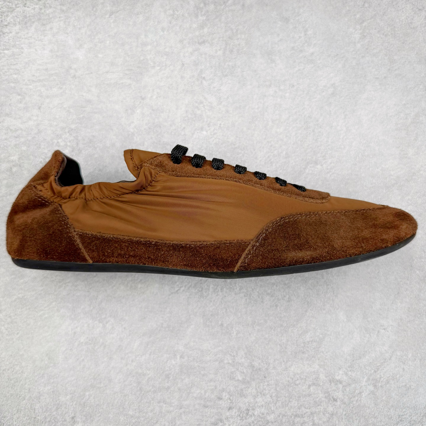 Prada 普拉达早春夏秀款薄底德训鞋 2025ss秀款出境率最高的单品 原版1比1开发 面料丝光牛反绒 牛皮垫脚 橡胶大底 内里羊皮包裹 软软糯糯的 鞋垫加厚小羊皮 踩上去无比舒适 有支撑感 又包裹得很好的感觉 鞋型包裹感十足 轻便好穿实用的一款休闲鞋 原版开模橡胶大底 尺码:35 36 37 38 39 40 41 42 43 44-选品中心