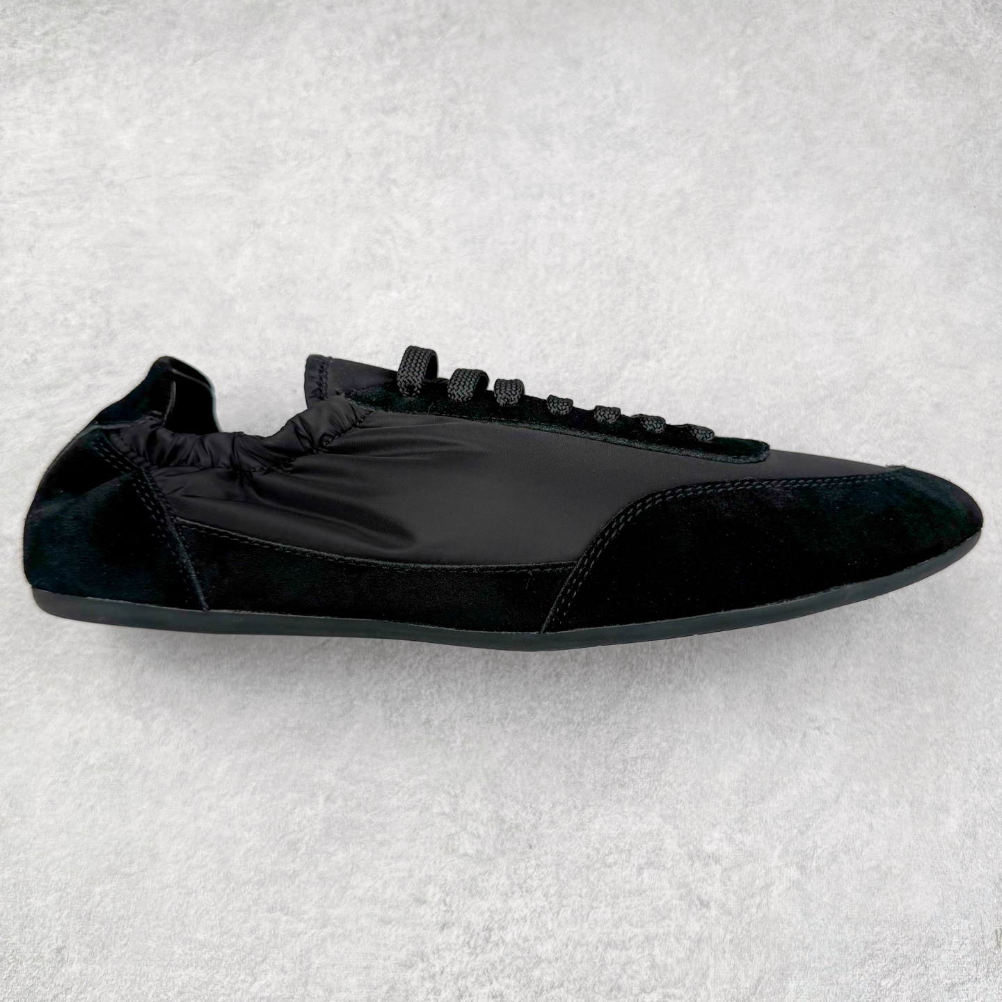 Prada 普拉达早春夏秀款薄底德训鞋 2025ss秀款出境率最高的单品 原版1比1开发 面料丝光牛反绒 牛皮垫脚 橡胶大底 内里羊皮包裹 软软糯糯的 鞋垫加厚小羊皮 踩上去无比舒适 有支撑感 又包裹得很好的感觉 鞋型包裹感十足 轻便好穿实用的一款休闲鞋 原版开模橡胶大底 尺码：35 36 37 38 39 40 41 42 43 44-选品中心