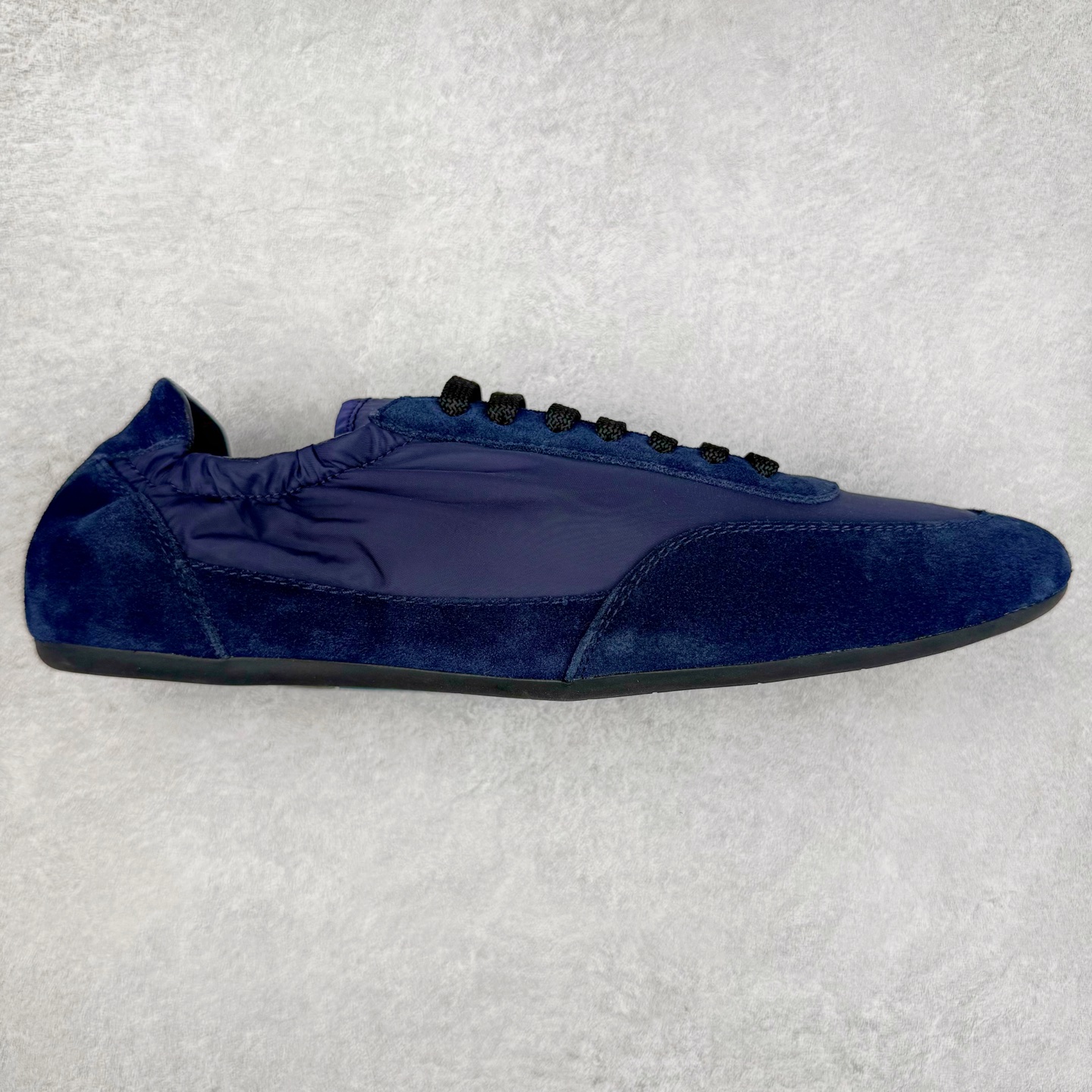 Prada 普拉达早春夏秀款薄底德训鞋 2025ss秀款出境率最高的单品 原版1比1开发 面料丝光牛反绒 牛皮垫脚 橡胶大底 内里羊皮包裹 软软糯糯的 鞋垫加厚小羊皮 踩上去无比舒适 有支撑感 又包裹得很好的感觉 鞋型包裹感十足 轻便好穿实用的一款休闲鞋 原版开模橡胶大底 尺码:35 36 37 38 39 40 41 42 43 44-选品中心