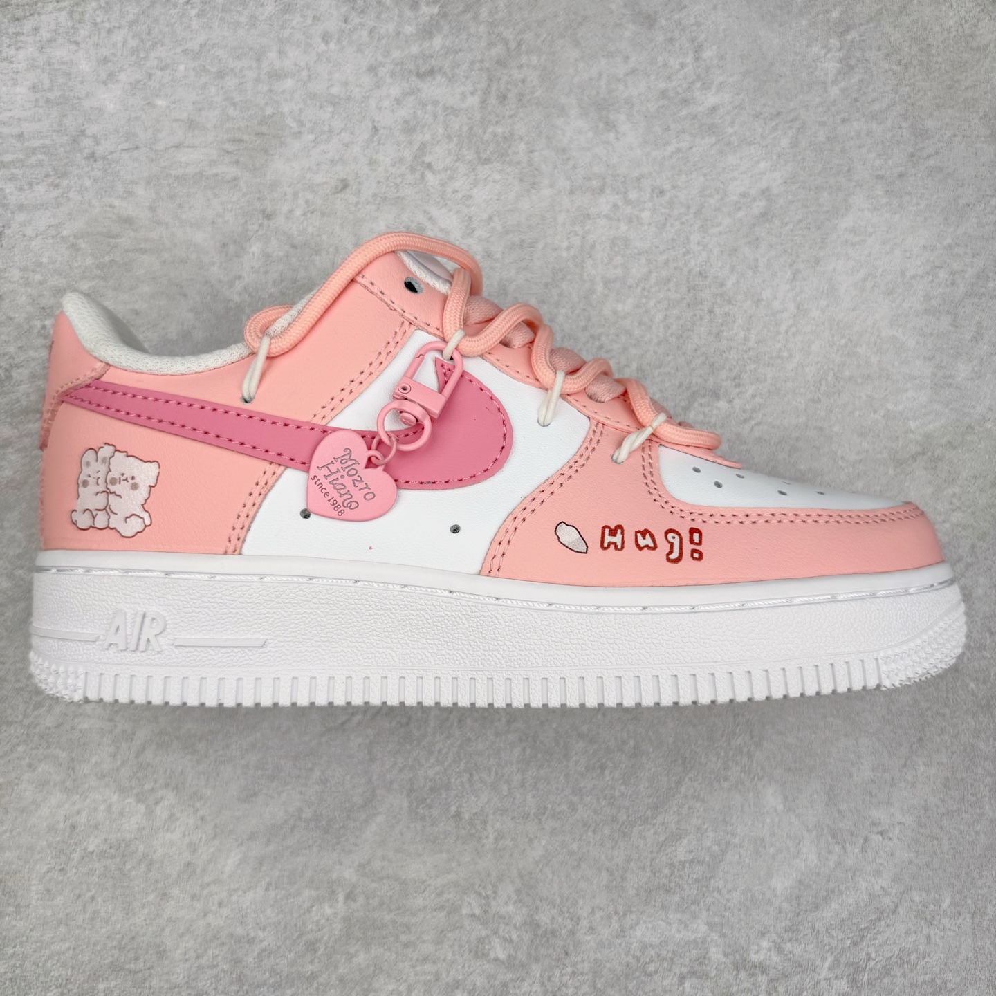 NK Air Force 1´07 Low 空军一号低帮百搭休闲运动板鞋 YY2023-762 柔软、弹性十足的缓震性能和出色的中底设计 横跨复古与现代的外型结合 造就出风靡全球 三十多年的Force 1 直到今天还深受青睐 实拍调校N版已经零色差零失真 百分百还原实物色彩所见即所得 不存在货不对板色差等低级问题 选购参考实物拍摄 不混卖不参货 只用心做好货严格选品 承诺混一赔十 尺码：36 36.5 37.5 38 38.5 39 40 40.5 41 42 42.5 43 44 44.5 45-选品中心