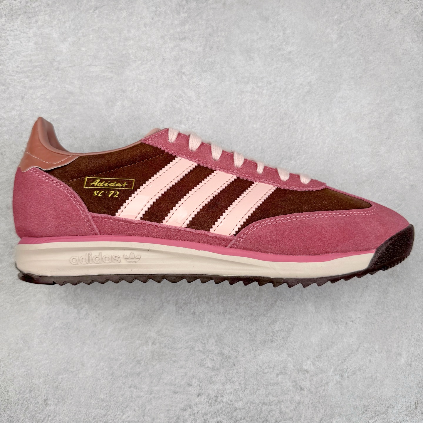 ＃HP纯原 AD Wmns SL72 OG 系列德训足球风百搭低帮休闲运动板鞋 JP5200 采用高弹EVA+MODEL+RB三层组合底 区别市面RB一体大底 三层组合鞋底重量与原鞋一致 Originals 将有「T 头鞋」造型的诞生于 1972 年的 SL72 鞋款复刻带回 各位买鞋又有新选择了 1972 年 SL72 问世后 引领了后来阿迪达斯的跑鞋发展方向 其中「SL」代表了 Super Light 彰显了产品轻便的特性 1972 年 SL72 问世后 引领了后来阿迪达斯的跑鞋发展方向 其中「SL」代表了 Super Light 彰显了产品轻便的特性 这次 Originals 延续其轻质经典的基因 带来男女两款 SL72 男生款带来 SL72 RS 鞋型 RS 意为 Reshaped（重塑）鞋款在保留了经典的外观基础上 在尼龙材质里增加了填充物 使鞋型更加挺立和饱满 鞋头则更加圆润 鞋底的 EVA 材质则增加了鞋款的高度 女生款则带来 SL72 OG W 鞋型 OG 顾名思义则是致敬经典款式 相较于 RS（Reshaped）鞋款 鞋身更加纤细 其整体鞋身轮廓、线条、细节、材质上尊崇 70 年代 SL72 的设计 还原经典味道 尺码：36 36⅔ 37⅓ 38 38⅔ 39⅓ 40 40⅔ 41⅓ 42 42⅔ 43⅓ 44 44⅔ 45-选品中心