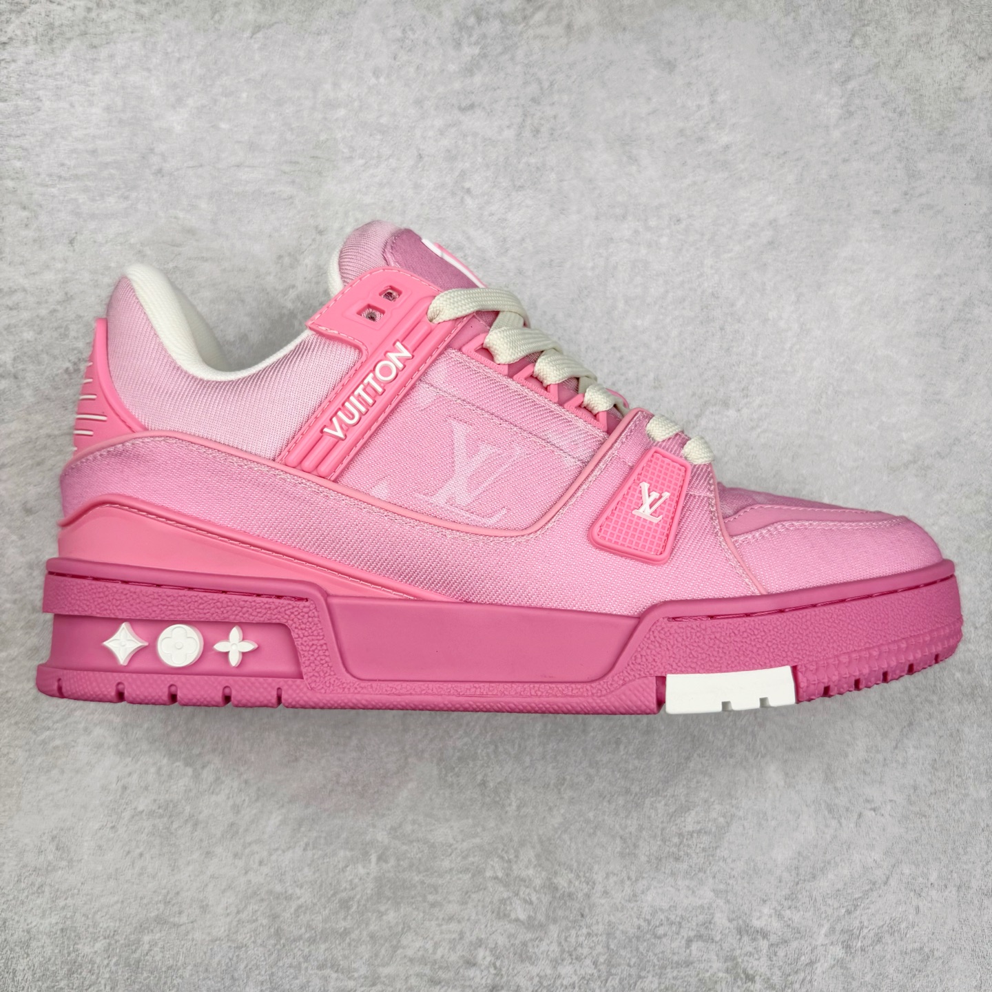 Louis Vuitton Trainer lv时装走秀运动鞋 完美鞋型超高的清洁度 零毛边线头瑕疵 全套原楦原纸版原鞋开模 全网最具灵魂的版型 正确原装黄色鞋盒 正确中底印花 鞋面印花3D高频深度立体 全鞋电脑针车 紧密相连 针距密度一致 环保乳胶注塑鞋垫 厚度脚感还原原版 皮面裁剪部位 统一油边封口工艺 原装橡胶大底含胶量大底组合零偏差 专柜全套包装 防尘袋 说明书 质保卡 男女鞋 尺码：35 36 37 38 39 40 41 42 43 44 45-选品中心