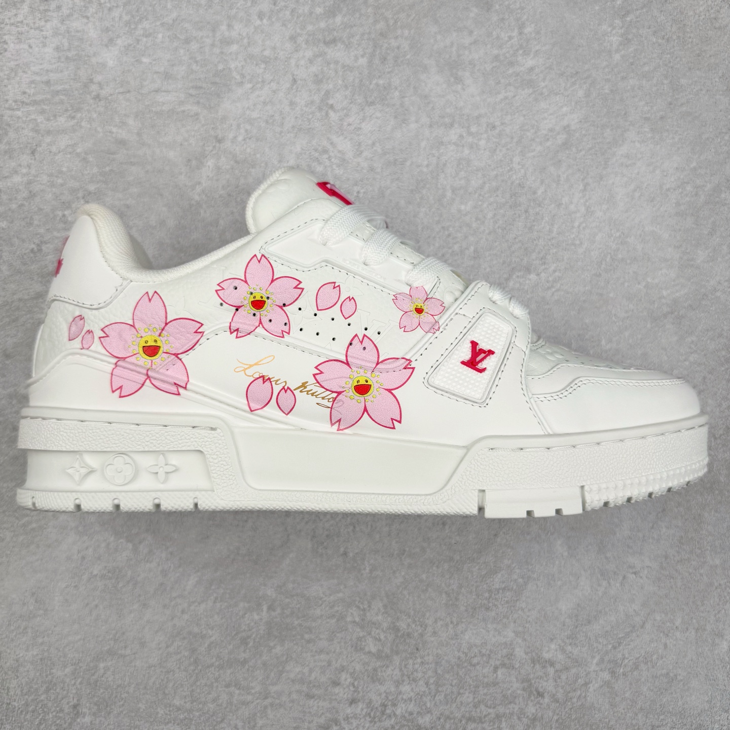 Louis Vuitton Trainer lv时装走秀运动鞋 完美鞋型超高的清洁度 零毛边线头瑕疵 全套原楦原纸版原鞋开模 全网最具灵魂的版型 正确原装黄色鞋盒 正确中底印花 鞋面印花3D高频深度立体 全鞋电脑针车 紧密相连 针距密度一致 环保乳胶注塑鞋垫 厚度脚感还原原版 皮面裁剪部位 统一油边封口工艺 原装橡胶大底含胶量大底组合零偏差 专柜全套包装 防尘袋 说明书 质保卡 男女鞋 尺码：35 36 37 38 39 40 41 42 43 44 45-选品中心