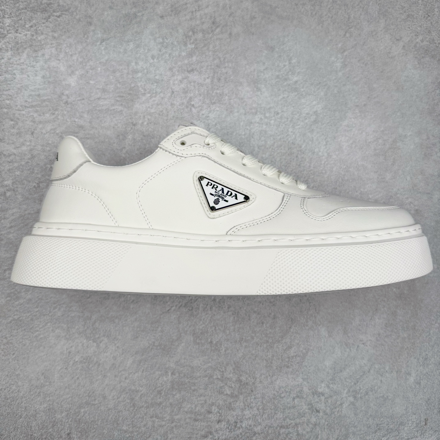 PRADA 普拉达 厚底徽标 低帮休闲运动鞋 广东大厂品质 专柜同步 大气个性更潮更抢眼更追求档次，它将颠覆旧念，与您共度时尚潮人必备! 面料采用原版进口小牛皮 牛皮内里垫脚 橡胶发泡大底 轻便防滑耐磨 脚感舒适 款式耐看做工精细 配以简洁利落的鞋楦 彰显男人的果敢和硬朗 尺码：39 40 41 42 43 44 比运动鞋偏大一码-选品中心