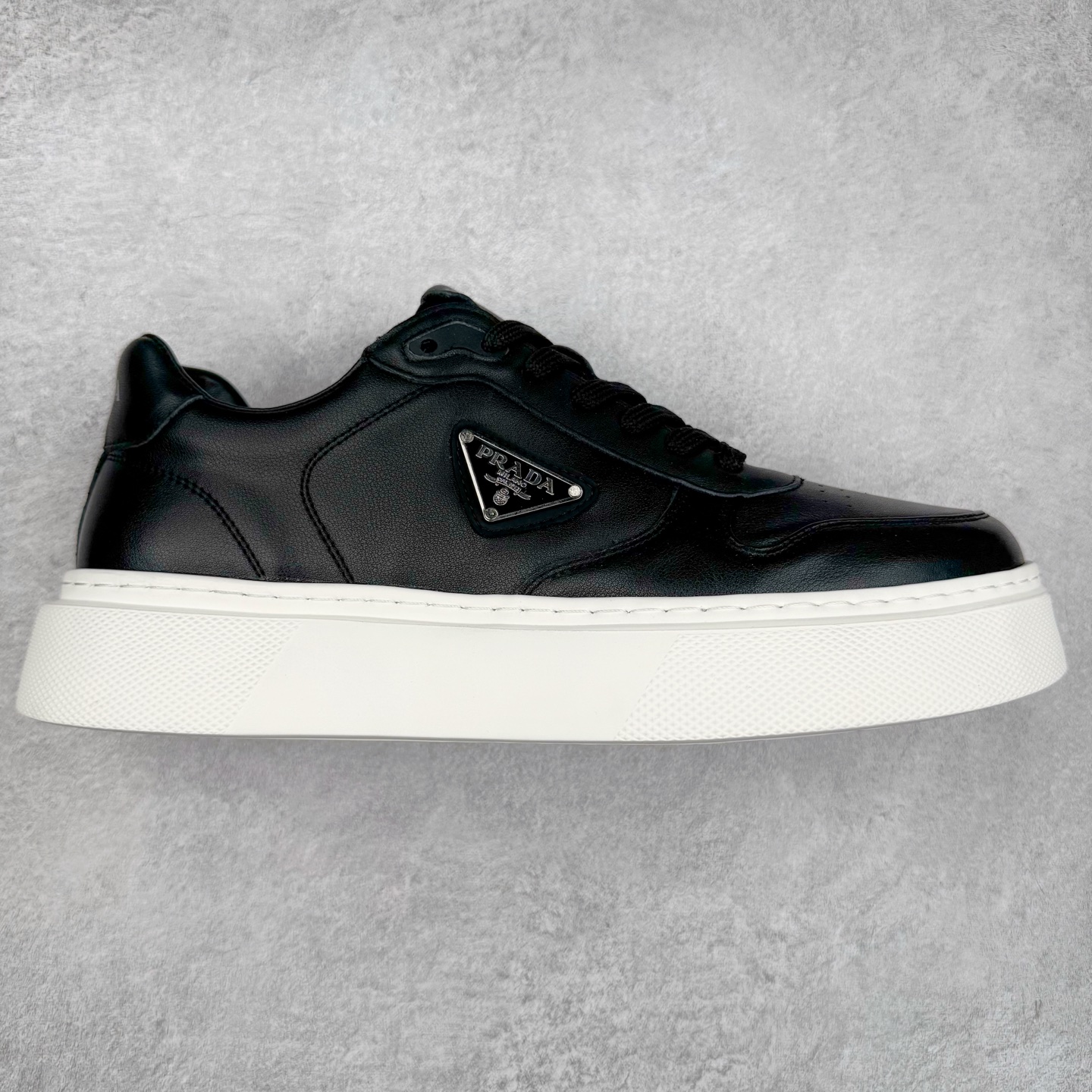 PRADA 普拉达 厚底徽标 低帮休闲运动鞋 广东大厂品质 专柜同步 大气个性更潮更抢眼更追求档次，它将颠覆旧念，与您共度时尚潮人必备! 面料采用原版进口小牛皮 牛皮内里垫脚 橡胶发泡大底 轻便防滑耐磨 脚感舒适 款式耐看做工精细 配以简洁利落的鞋楦 彰显男人的果敢和硬朗 尺码：39 40 41 42 43 44 比运动鞋偏大一码-选品中心
