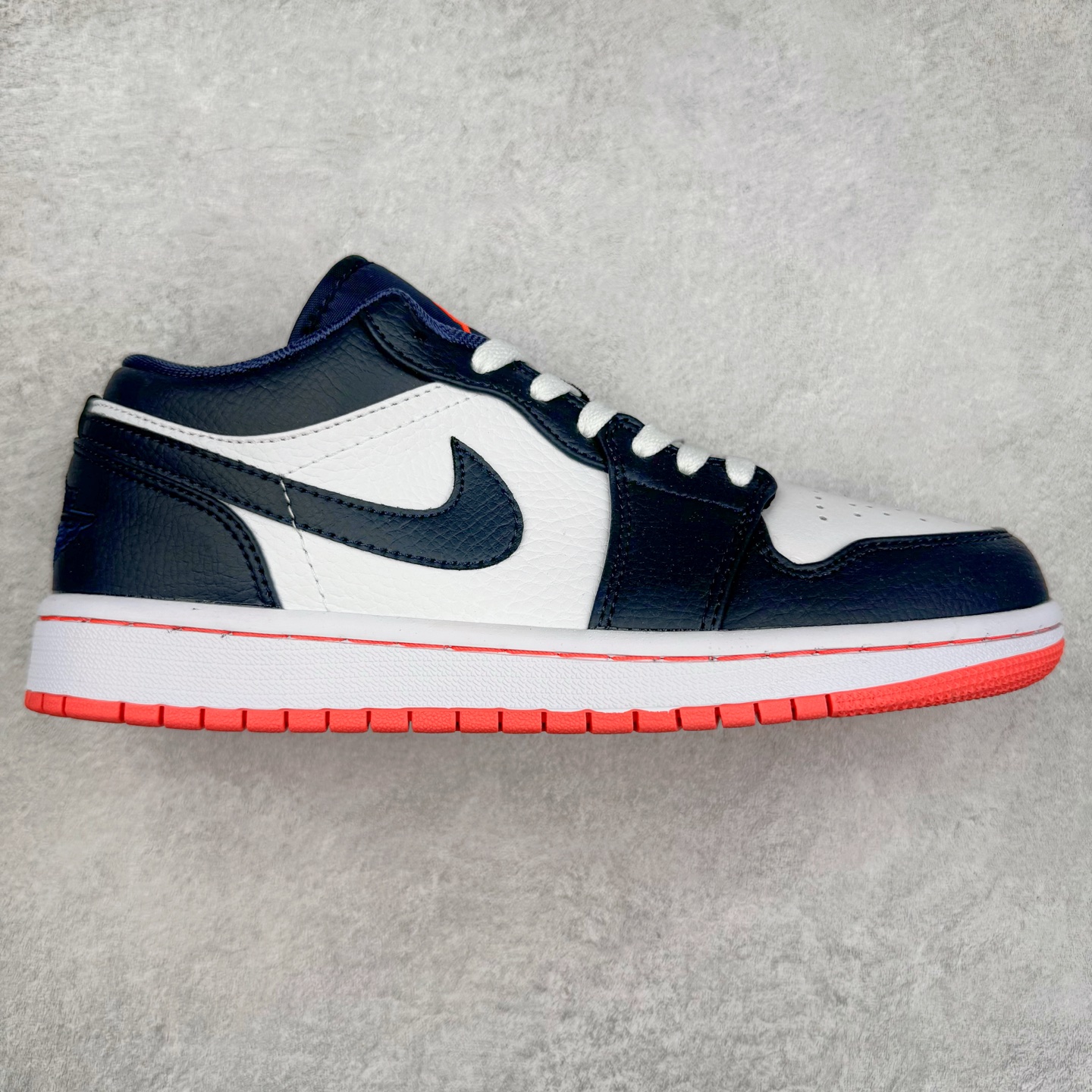 ＃福利特价 Air Jordan AJ1 Low 低帮系列 百分百全新货品 零氧化发霉 给足利润空间操作 超乎所想的高性价比 原装楦头纸板开发 完美鞋型 超高清洁度 鞋型不臃肿别扭 原厂内置全掌气垫 A模大底 鞋舌AJ原厂专用牛津布 AJ专用反口珍珠布 原厂无杂质高弹内里海棉 特殊封边弹力鞋带 原鞋开模 拒绝公底 购置公司同步原材料 都有细节原汁原味 忠于原版 尺码：36 36.5 37.5 38 38.5 39 40 40.5 41 42 42.5 43 44 44.5 45 46-选品中心