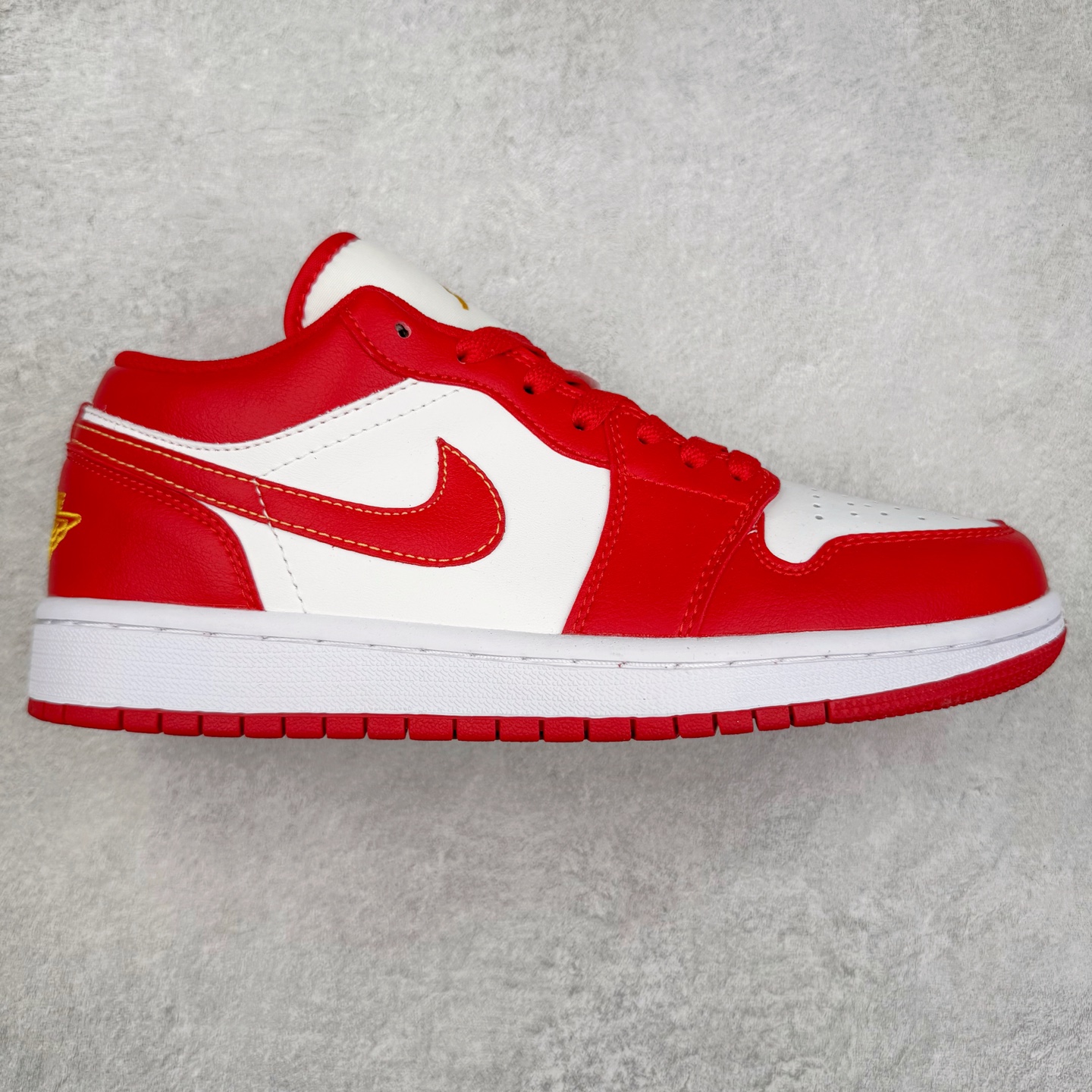 ＃福利特价 Air Jordan AJ1 Low 低帮系列 百分百全新货品 零氧化发霉 给足利润空间操作 超乎所想的高性价比 原装楦头纸板开发 完美鞋型 超高清洁度 鞋型不臃肿别扭 原厂内置全掌气垫 A模大底 鞋舌AJ原厂专用牛津布 AJ专用反口珍珠布 原厂无杂质高弹内里海棉 特殊封边弹力鞋带 原鞋开模 拒绝公底 购置公司同步原材料 都有细节原汁原味 忠于原版 尺码：36 36.5 37.5 38 38.5 39 40 40.5 41 42 42.5 43 44 44.5 45 46-选品中心
