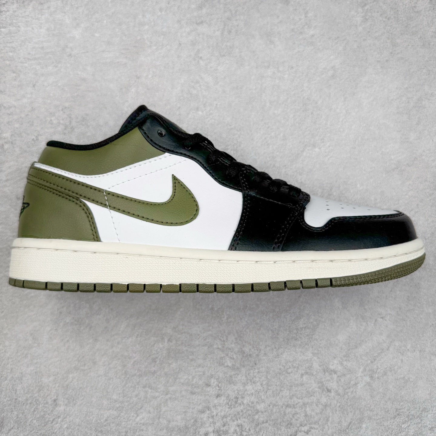 ＃福利特价 Air Jordan AJ1 Low 低帮系列 百分百全新货品 零氧化发霉 给足利润空间操作 超乎所想的高性价比 原装楦头纸板开发 完美鞋型 超高清洁度 鞋型不臃肿别扭 原厂内置全掌气垫 A模大底 鞋舌AJ原厂专用牛津布 AJ专用反口珍珠布 原厂无杂质高弹内里海棉 特殊封边弹力鞋带 原鞋开模 拒绝公底 购置公司同步原材料 都有细节原汁原味 忠于原版 尺码：36 36.5 37.5 38 38.5 39 40 40.5 41 42 42.5 43 44 44.5 45 46-选品中心