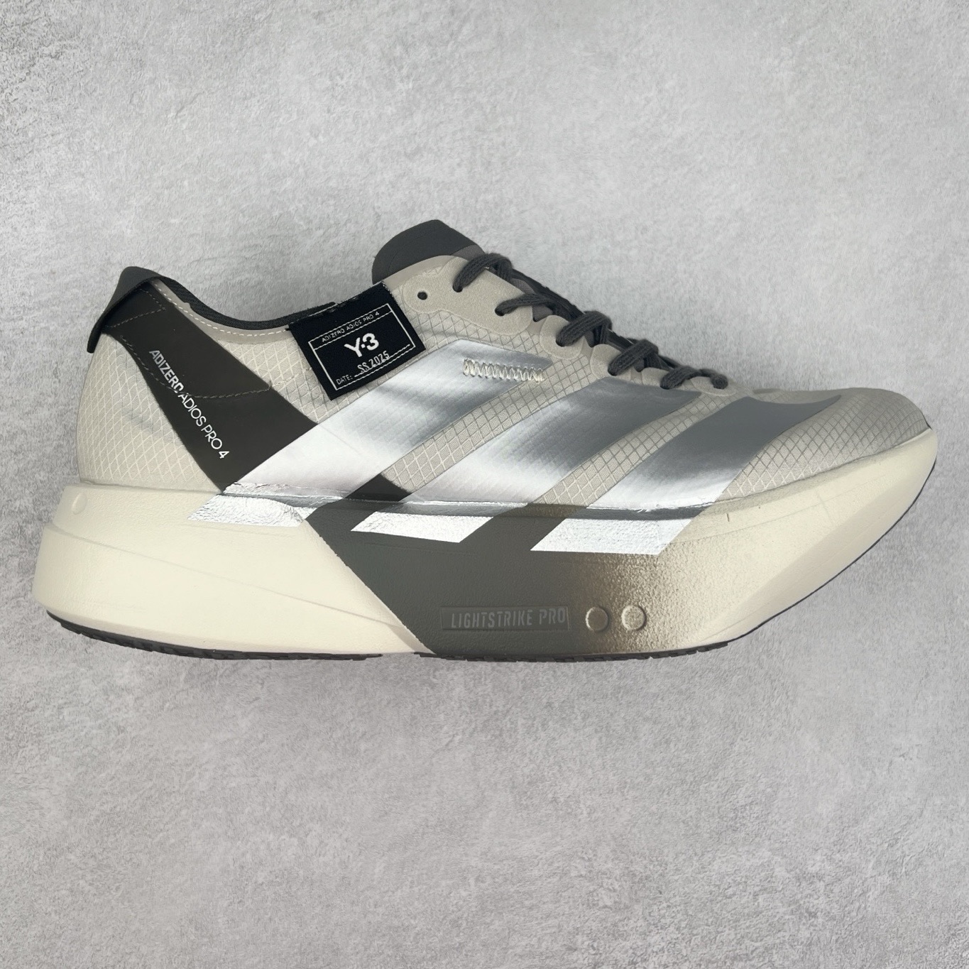 AD Adizero Adios Pro 4 马拉松竞速专业跑鞋 JS3148 CELERMESH针织网面非常轻薄 纤维间的缝隙很大 可以保证跑步时的透气、排汗效果 鞋舌直接与两侧的内衬和鞋底连接在一起 在跑步过程中不会被鞋舌的左右移动所困扰 在标准鞋带孔的基础上再拓宽一组鞋带孔 适合不同脚型的需求 突破性 EnergyRods 技术，有助于跑者实现更好的成绩 中底独特的LIGHTSTRIKE PRO泡棉材质 微弹感觉在跑步过程中给予了良好的支撑体验 对于顶级精英和高水平进阶跑者来说 ADIOS PRO是一双值得信赖的竞速比赛用鞋 尺码：36 36.5 37.5 38 38.5 39 40 40.5 41 42 42.5 43 44 44.5 45-选品中心