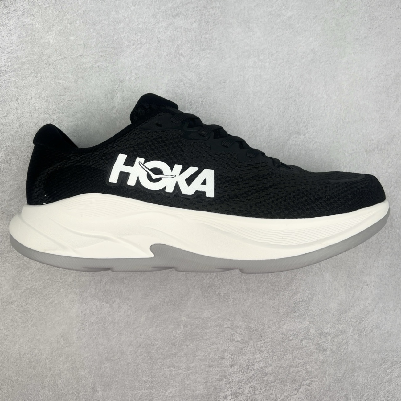 HOKA ONE ONE RINCON 4 舒适防滑耐磨低帮休闲跑步鞋 Rincon 4 是一款日常训练用的跑步鞋，踩上去的感觉很结实。它适合中短距离跑步，但如果您习惯于稍硬的感觉，也可以用于长距离跑步。但它的速度不够快，不能作为速度训练鞋，也不够柔软，不能作为恢复训练鞋，日常里程跑才是它的优势所在。如果您想尝试 Hoka 跑鞋，又想享受极具竞争力的价格，那就试试这款鞋吧。尺码：36 36.5 37.5 38 38.5 39 40 40.5 41 42 42.5 43 44 44.5 45-选品中心