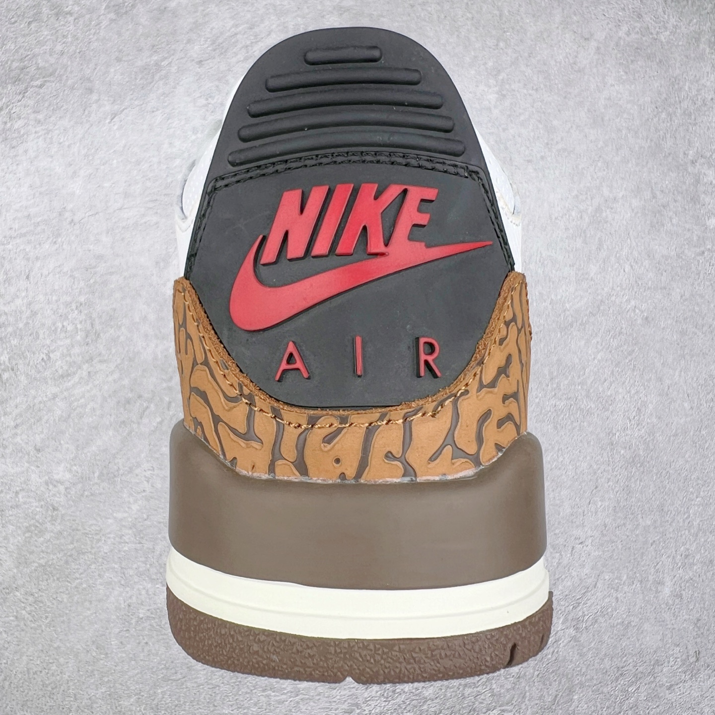 图片[8]-＃特价福利 Air Jordan AJ3 Retro 系列 头层皮料加持 大厂出品 原纸板楦头开发 完美鞋型匹配公司货 正确TPU鞋舌锁扣 乳胶鞋垫 最新原厂底模 大底卡色咬花完美 鞋柜必备鞋款 终端现货供应 尺码：36 36.5 37.5 38 38.5 39 40 40.5 41 42 42.5 43 44 44.5 45 46-选品中心