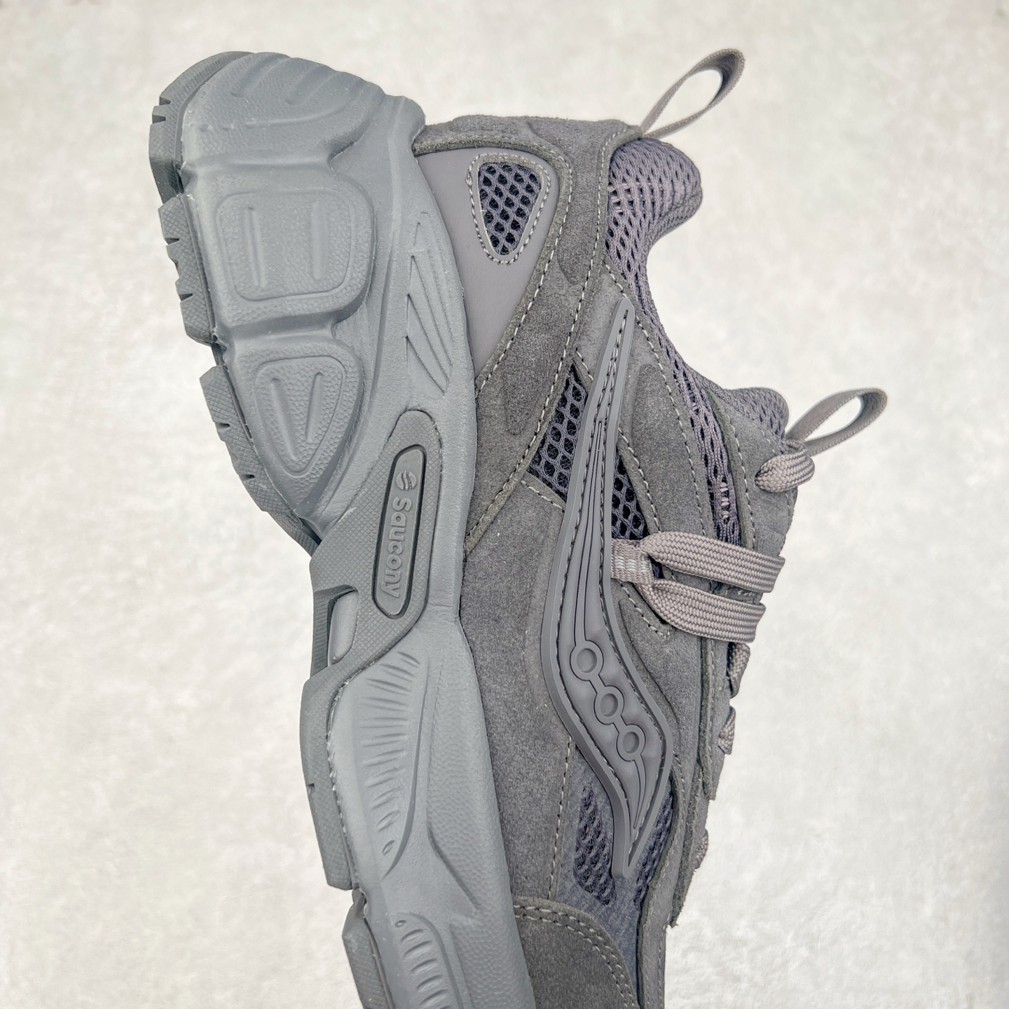 图片[6]-Saucony 2k Cavalry 索康尼骑士2K系列低帮复古老爹风增高休闲运动慢跑鞋 创立至今已经125周年的Saucony一直致力于打造专业性能的跑鞋 让跑者们拥有极致的运动体验 同时大量Saucony Originals的鞋型与外观设计一直被奉为经典 它们身上的复古时尚基因影响了潮流文化的发展 引领着新世代的审美 这一次Saucony Originals带来全新2K CAVALRY「骑士鞋」从经典鞋型中出发 结合当今潮流的设计 演绎不一样的千禧魅力 在本次「House Of Saucony」快闪空间 Saucony重磅发布了全新鞋款：骑士鞋 2K CAVALRY 全新的 2K CAVALRY在Saucony人气常青鞋款Cohesion 2K的基础上重新设计 外形上2K CAVALRY延续了Cohesion 2K的基因 采用了极具辨识度的千禧年风格跑鞋廓形设计 个性且时尚 鞋面加入了大量线条勾勒 与Saucony的经典Logo完美融合 带来了层次感的同时提供了视觉冲击力 同时大底部分采用了更加夸张的厚底设计 增强了鞋子的时尚属性的同时带来了增高效果 全新的 2K CAVALRY采用了低饱和度的颜色设计 以银灰色为主 更加简约百搭 适合不同风格的年轻人 尺码：35.5 36 36.5 37.5 38 38.5 39 40 40.5 41 42 42.5 43 44 44.5 45-选品中心