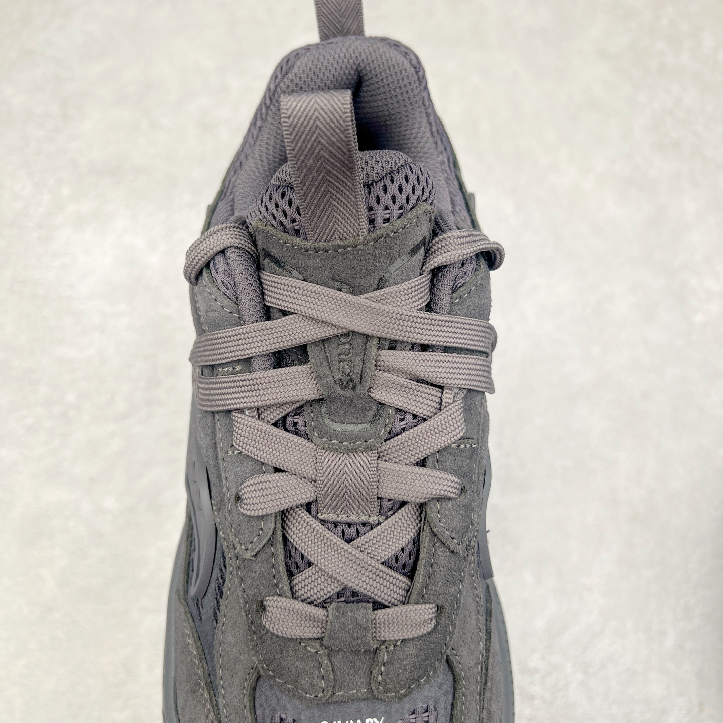 图片[5]-Saucony 2k Cavalry 索康尼骑士2K系列低帮复古老爹风增高休闲运动慢跑鞋 创立至今已经125周年的Saucony一直致力于打造专业性能的跑鞋 让跑者们拥有极致的运动体验 同时大量Saucony Originals的鞋型与外观设计一直被奉为经典 它们身上的复古时尚基因影响了潮流文化的发展 引领着新世代的审美 这一次Saucony Originals带来全新2K CAVALRY「骑士鞋」从经典鞋型中出发 结合当今潮流的设计 演绎不一样的千禧魅力 在本次「House Of Saucony」快闪空间 Saucony重磅发布了全新鞋款：骑士鞋 2K CAVALRY 全新的 2K CAVALRY在Saucony人气常青鞋款Cohesion 2K的基础上重新设计 外形上2K CAVALRY延续了Cohesion 2K的基因 采用了极具辨识度的千禧年风格跑鞋廓形设计 个性且时尚 鞋面加入了大量线条勾勒 与Saucony的经典Logo完美融合 带来了层次感的同时提供了视觉冲击力 同时大底部分采用了更加夸张的厚底设计 增强了鞋子的时尚属性的同时带来了增高效果 全新的 2K CAVALRY采用了低饱和度的颜色设计 以银灰色为主 更加简约百搭 适合不同风格的年轻人 尺码：35.5 36 36.5 37.5 38 38.5 39 40 40.5 41 42 42.5 43 44 44.5 45-选品中心