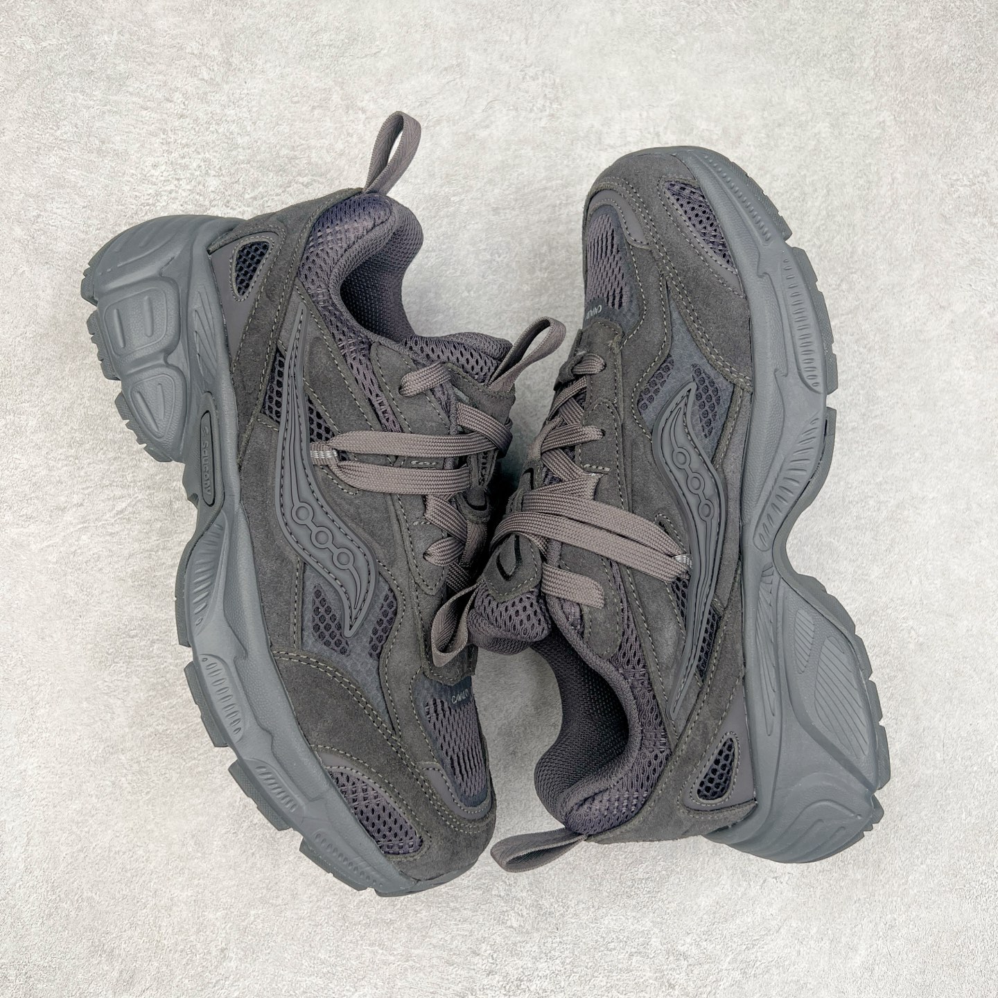 图片[3]-Saucony 2k Cavalry 索康尼骑士2K系列低帮复古老爹风增高休闲运动慢跑鞋 创立至今已经125周年的Saucony一直致力于打造专业性能的跑鞋 让跑者们拥有极致的运动体验 同时大量Saucony Originals的鞋型与外观设计一直被奉为经典 它们身上的复古时尚基因影响了潮流文化的发展 引领着新世代的审美 这一次Saucony Originals带来全新2K CAVALRY「骑士鞋」从经典鞋型中出发 结合当今潮流的设计 演绎不一样的千禧魅力 在本次「House Of Saucony」快闪空间 Saucony重磅发布了全新鞋款：骑士鞋 2K CAVALRY 全新的 2K CAVALRY在Saucony人气常青鞋款Cohesion 2K的基础上重新设计 外形上2K CAVALRY延续了Cohesion 2K的基因 采用了极具辨识度的千禧年风格跑鞋廓形设计 个性且时尚 鞋面加入了大量线条勾勒 与Saucony的经典Logo完美融合 带来了层次感的同时提供了视觉冲击力 同时大底部分采用了更加夸张的厚底设计 增强了鞋子的时尚属性的同时带来了增高效果 全新的 2K CAVALRY采用了低饱和度的颜色设计 以银灰色为主 更加简约百搭 适合不同风格的年轻人 尺码：35.5 36 36.5 37.5 38 38.5 39 40 40.5 41 42 42.5 43 44 44.5 45-选品中心