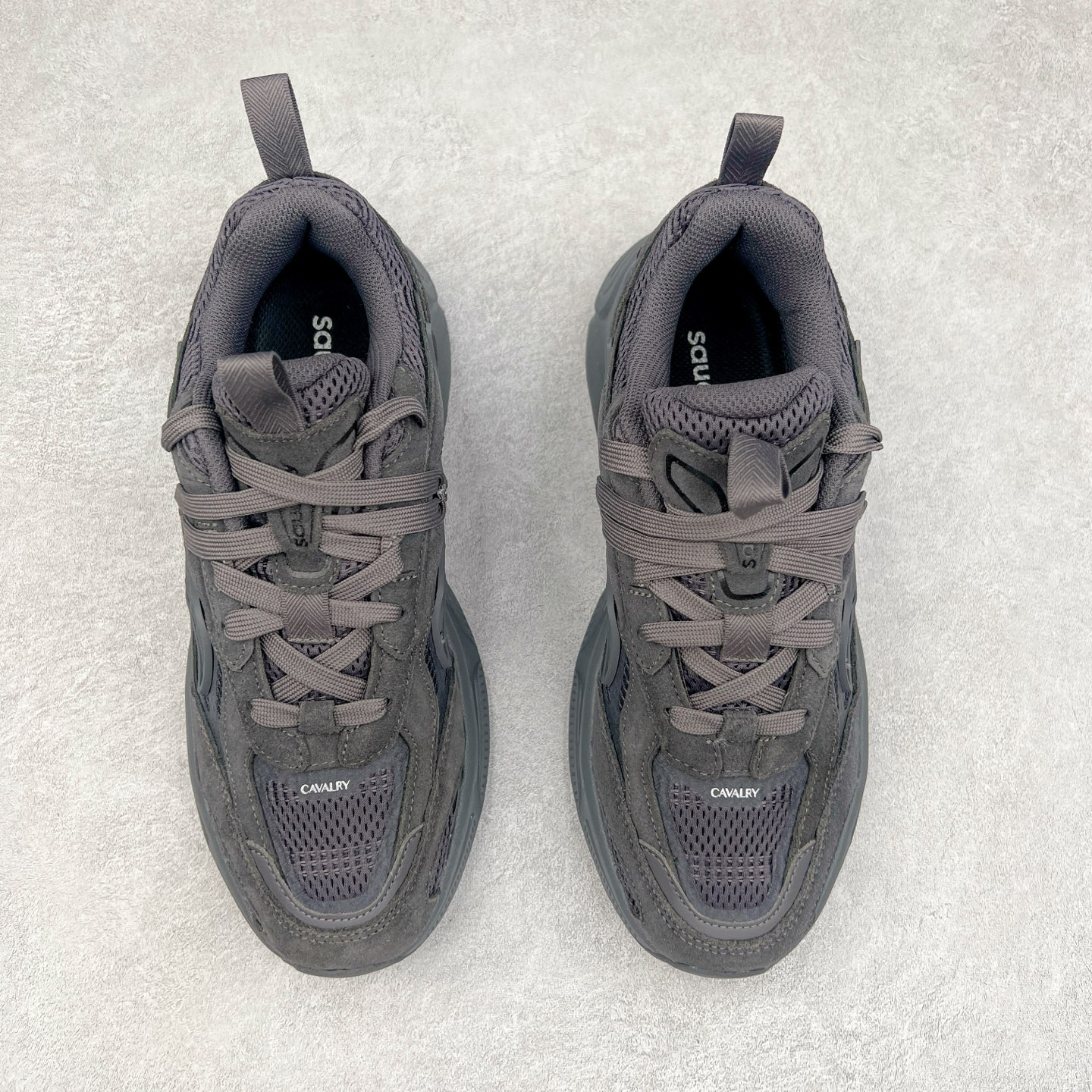 图片[2]-Saucony 2k Cavalry 索康尼骑士2K系列低帮复古老爹风增高休闲运动慢跑鞋 创立至今已经125周年的Saucony一直致力于打造专业性能的跑鞋 让跑者们拥有极致的运动体验 同时大量Saucony Originals的鞋型与外观设计一直被奉为经典 它们身上的复古时尚基因影响了潮流文化的发展 引领着新世代的审美 这一次Saucony Originals带来全新2K CAVALRY「骑士鞋」从经典鞋型中出发 结合当今潮流的设计 演绎不一样的千禧魅力 在本次「House Of Saucony」快闪空间 Saucony重磅发布了全新鞋款：骑士鞋 2K CAVALRY 全新的 2K CAVALRY在Saucony人气常青鞋款Cohesion 2K的基础上重新设计 外形上2K CAVALRY延续了Cohesion 2K的基因 采用了极具辨识度的千禧年风格跑鞋廓形设计 个性且时尚 鞋面加入了大量线条勾勒 与Saucony的经典Logo完美融合 带来了层次感的同时提供了视觉冲击力 同时大底部分采用了更加夸张的厚底设计 增强了鞋子的时尚属性的同时带来了增高效果 全新的 2K CAVALRY采用了低饱和度的颜色设计 以银灰色为主 更加简约百搭 适合不同风格的年轻人 尺码：35.5 36 36.5 37.5 38 38.5 39 40 40.5 41 42 42.5 43 44 44.5 45-选品中心