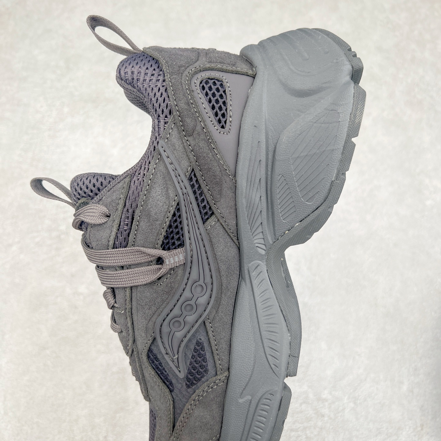 图片[7]-Saucony 2k Cavalry 索康尼骑士2K系列低帮复古老爹风增高休闲运动慢跑鞋 创立至今已经125周年的Saucony一直致力于打造专业性能的跑鞋 让跑者们拥有极致的运动体验 同时大量Saucony Originals的鞋型与外观设计一直被奉为经典 它们身上的复古时尚基因影响了潮流文化的发展 引领着新世代的审美 这一次Saucony Originals带来全新2K CAVALRY「骑士鞋」从经典鞋型中出发 结合当今潮流的设计 演绎不一样的千禧魅力 在本次「House Of Saucony」快闪空间 Saucony重磅发布了全新鞋款：骑士鞋 2K CAVALRY 全新的 2K CAVALRY在Saucony人气常青鞋款Cohesion 2K的基础上重新设计 外形上2K CAVALRY延续了Cohesion 2K的基因 采用了极具辨识度的千禧年风格跑鞋廓形设计 个性且时尚 鞋面加入了大量线条勾勒 与Saucony的经典Logo完美融合 带来了层次感的同时提供了视觉冲击力 同时大底部分采用了更加夸张的厚底设计 增强了鞋子的时尚属性的同时带来了增高效果 全新的 2K CAVALRY采用了低饱和度的颜色设计 以银灰色为主 更加简约百搭 适合不同风格的年轻人 尺码：35.5 36 36.5 37.5 38 38.5 39 40 40.5 41 42 42.5 43 44 44.5 45-选品中心