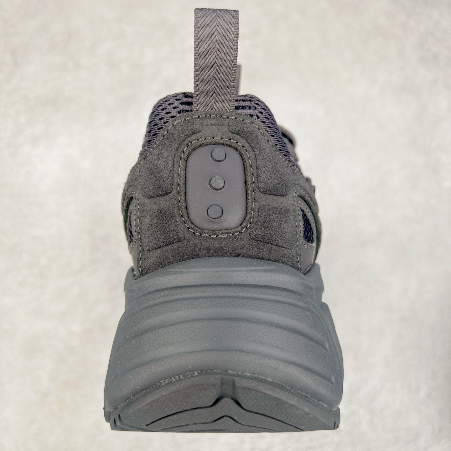 图片[8]-Saucony 2k Cavalry 索康尼骑士2K系列低帮复古老爹风增高休闲运动慢跑鞋 创立至今已经125周年的Saucony一直致力于打造专业性能的跑鞋 让跑者们拥有极致的运动体验 同时大量Saucony Originals的鞋型与外观设计一直被奉为经典 它们身上的复古时尚基因影响了潮流文化的发展 引领着新世代的审美 这一次Saucony Originals带来全新2K CAVALRY「骑士鞋」从经典鞋型中出发 结合当今潮流的设计 演绎不一样的千禧魅力 在本次「House Of Saucony」快闪空间 Saucony重磅发布了全新鞋款：骑士鞋 2K CAVALRY 全新的 2K CAVALRY在Saucony人气常青鞋款Cohesion 2K的基础上重新设计 外形上2K CAVALRY延续了Cohesion 2K的基因 采用了极具辨识度的千禧年风格跑鞋廓形设计 个性且时尚 鞋面加入了大量线条勾勒 与Saucony的经典Logo完美融合 带来了层次感的同时提供了视觉冲击力 同时大底部分采用了更加夸张的厚底设计 增强了鞋子的时尚属性的同时带来了增高效果 全新的 2K CAVALRY采用了低饱和度的颜色设计 以银灰色为主 更加简约百搭 适合不同风格的年轻人 尺码：35.5 36 36.5 37.5 38 38.5 39 40 40.5 41 42 42.5 43 44 44.5 45-选品中心