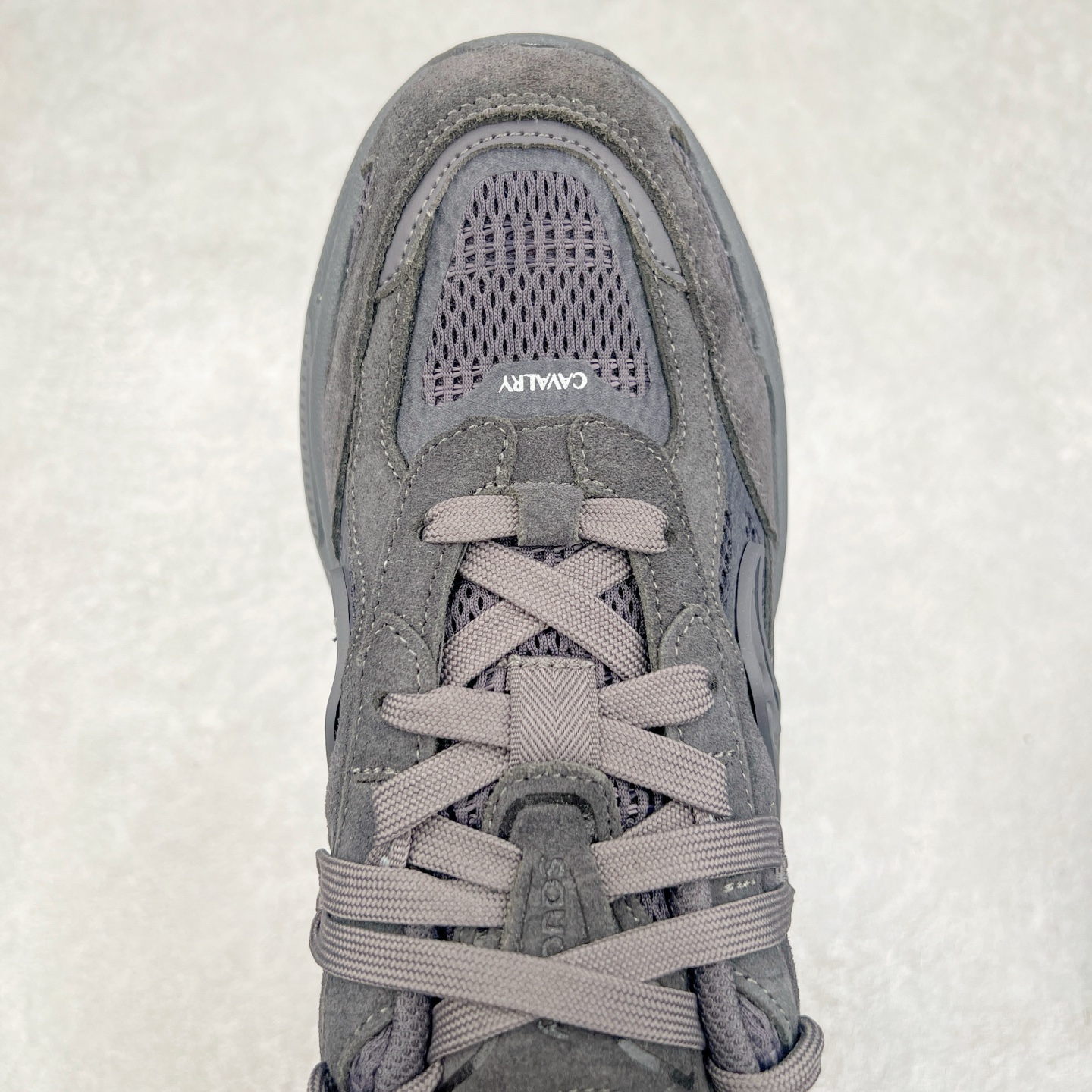 图片[4]-Saucony 2k Cavalry 索康尼骑士2K系列低帮复古老爹风增高休闲运动慢跑鞋 创立至今已经125周年的Saucony一直致力于打造专业性能的跑鞋 让跑者们拥有极致的运动体验 同时大量Saucony Originals的鞋型与外观设计一直被奉为经典 它们身上的复古时尚基因影响了潮流文化的发展 引领着新世代的审美 这一次Saucony Originals带来全新2K CAVALRY「骑士鞋」从经典鞋型中出发 结合当今潮流的设计 演绎不一样的千禧魅力 在本次「House Of Saucony」快闪空间 Saucony重磅发布了全新鞋款：骑士鞋 2K CAVALRY 全新的 2K CAVALRY在Saucony人气常青鞋款Cohesion 2K的基础上重新设计 外形上2K CAVALRY延续了Cohesion 2K的基因 采用了极具辨识度的千禧年风格跑鞋廓形设计 个性且时尚 鞋面加入了大量线条勾勒 与Saucony的经典Logo完美融合 带来了层次感的同时提供了视觉冲击力 同时大底部分采用了更加夸张的厚底设计 增强了鞋子的时尚属性的同时带来了增高效果 全新的 2K CAVALRY采用了低饱和度的颜色设计 以银灰色为主 更加简约百搭 适合不同风格的年轻人 尺码：35.5 36 36.5 37.5 38 38.5 39 40 40.5 41 42 42.5 43 44 44.5 45-选品中心