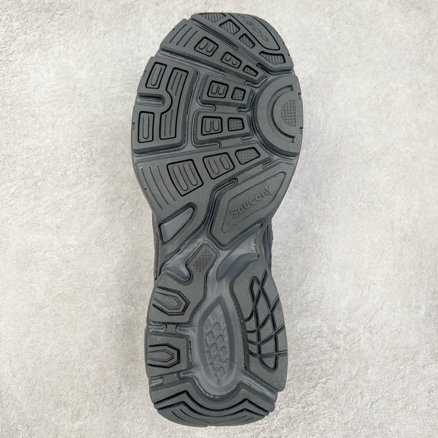 图片[9]-Saucony 2k Cavalry 索康尼骑士2K系列低帮复古老爹风增高休闲运动慢跑鞋 创立至今已经125周年的Saucony一直致力于打造专业性能的跑鞋 让跑者们拥有极致的运动体验 同时大量Saucony Originals的鞋型与外观设计一直被奉为经典 它们身上的复古时尚基因影响了潮流文化的发展 引领着新世代的审美 这一次Saucony Originals带来全新2K CAVALRY「骑士鞋」从经典鞋型中出发 结合当今潮流的设计 演绎不一样的千禧魅力 在本次「House Of Saucony」快闪空间 Saucony重磅发布了全新鞋款：骑士鞋 2K CAVALRY 全新的 2K CAVALRY在Saucony人气常青鞋款Cohesion 2K的基础上重新设计 外形上2K CAVALRY延续了Cohesion 2K的基因 采用了极具辨识度的千禧年风格跑鞋廓形设计 个性且时尚 鞋面加入了大量线条勾勒 与Saucony的经典Logo完美融合 带来了层次感的同时提供了视觉冲击力 同时大底部分采用了更加夸张的厚底设计 增强了鞋子的时尚属性的同时带来了增高效果 全新的 2K CAVALRY采用了低饱和度的颜色设计 以银灰色为主 更加简约百搭 适合不同风格的年轻人 尺码：35.5 36 36.5 37.5 38 38.5 39 40 40.5 41 42 42.5 43 44 44.5 45-选品中心