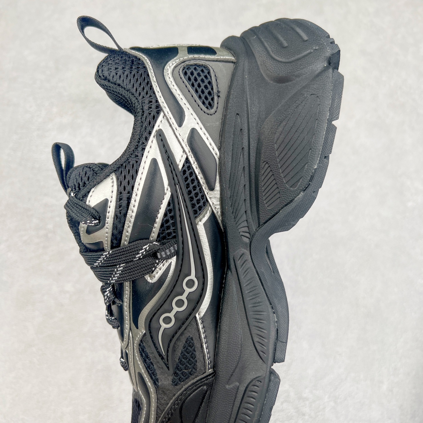 图片[7]-Saucony 2k Cavalry 索康尼骑士2K系列低帮复古老爹风增高休闲运动慢跑鞋 创立至今已经125周年的Saucony一直致力于打造专业性能的跑鞋 让跑者们拥有极致的运动体验 同时大量Saucony Originals的鞋型与外观设计一直被奉为经典 它们身上的复古时尚基因影响了潮流文化的发展 引领着新世代的审美 这一次Saucony Originals带来全新2K CAVALRY「骑士鞋」从经典鞋型中出发 结合当今潮流的设计 演绎不一样的千禧魅力 在本次「House Of Saucony」快闪空间 Saucony重磅发布了全新鞋款：骑士鞋 2K CAVALRY 全新的 2K CAVALRY在Saucony人气常青鞋款Cohesion 2K的基础上重新设计 外形上2K CAVALRY延续了Cohesion 2K的基因 采用了极具辨识度的千禧年风格跑鞋廓形设计 个性且时尚 鞋面加入了大量线条勾勒 与Saucony的经典Logo完美融合 带来了层次感的同时提供了视觉冲击力 同时大底部分采用了更加夸张的厚底设计 增强了鞋子的时尚属性的同时带来了增高效果 全新的 2K CAVALRY采用了低饱和度的颜色设计 以银灰色为主 更加简约百搭 适合不同风格的年轻人 尺码：35.5 36 36.5 37.5 38 38.5 39 40 40.5 41 42 42.5 43 44 44.5 45-选品中心