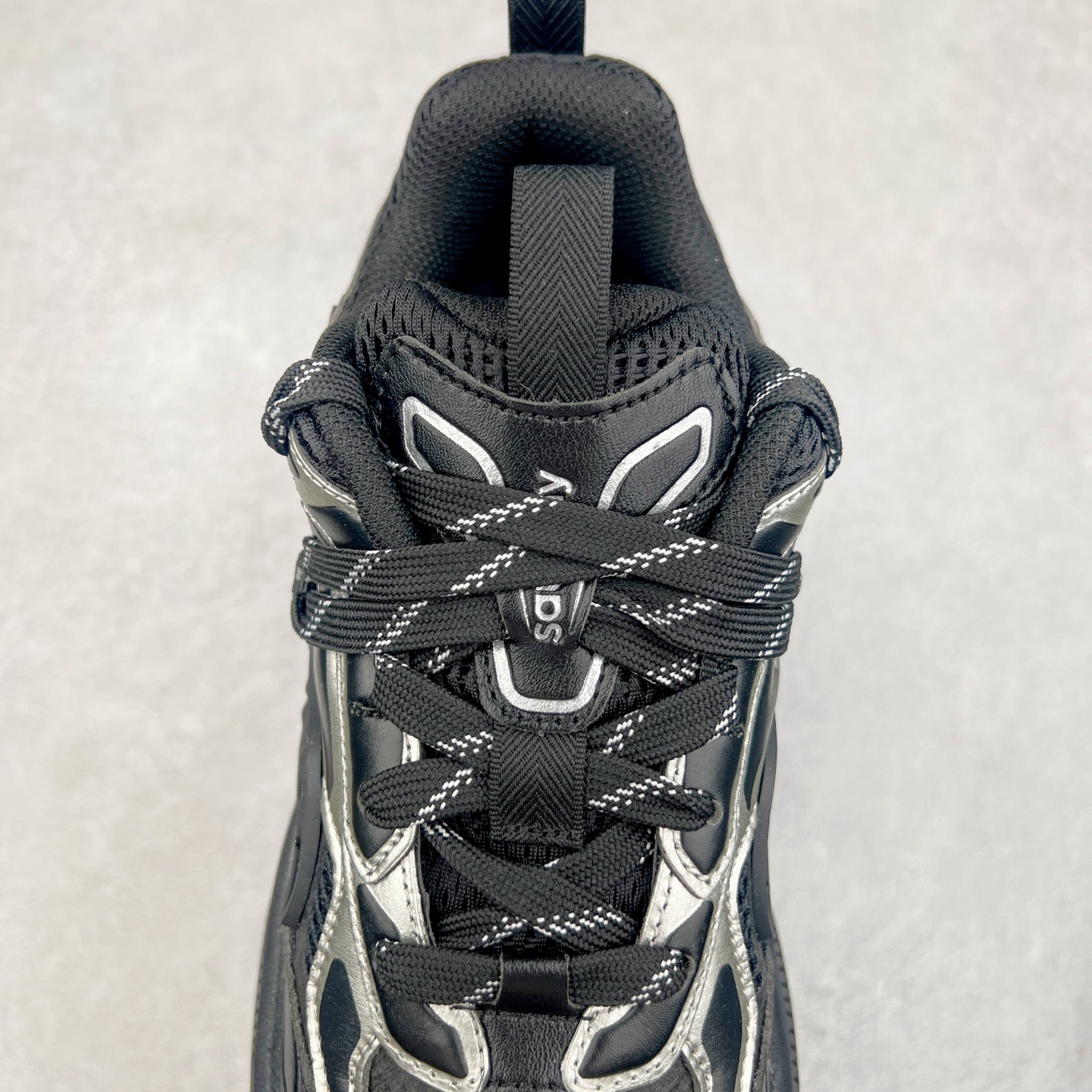 图片[5]-Saucony 2k Cavalry 索康尼骑士2K系列低帮复古老爹风增高休闲运动慢跑鞋 创立至今已经125周年的Saucony一直致力于打造专业性能的跑鞋 让跑者们拥有极致的运动体验 同时大量Saucony Originals的鞋型与外观设计一直被奉为经典 它们身上的复古时尚基因影响了潮流文化的发展 引领着新世代的审美 这一次Saucony Originals带来全新2K CAVALRY「骑士鞋」从经典鞋型中出发 结合当今潮流的设计 演绎不一样的千禧魅力 在本次「House Of Saucony」快闪空间 Saucony重磅发布了全新鞋款：骑士鞋 2K CAVALRY 全新的 2K CAVALRY在Saucony人气常青鞋款Cohesion 2K的基础上重新设计 外形上2K CAVALRY延续了Cohesion 2K的基因 采用了极具辨识度的千禧年风格跑鞋廓形设计 个性且时尚 鞋面加入了大量线条勾勒 与Saucony的经典Logo完美融合 带来了层次感的同时提供了视觉冲击力 同时大底部分采用了更加夸张的厚底设计 增强了鞋子的时尚属性的同时带来了增高效果 全新的 2K CAVALRY采用了低饱和度的颜色设计 以银灰色为主 更加简约百搭 适合不同风格的年轻人 尺码：35.5 36 36.5 37.5 38 38.5 39 40 40.5 41 42 42.5 43 44 44.5 45-选品中心