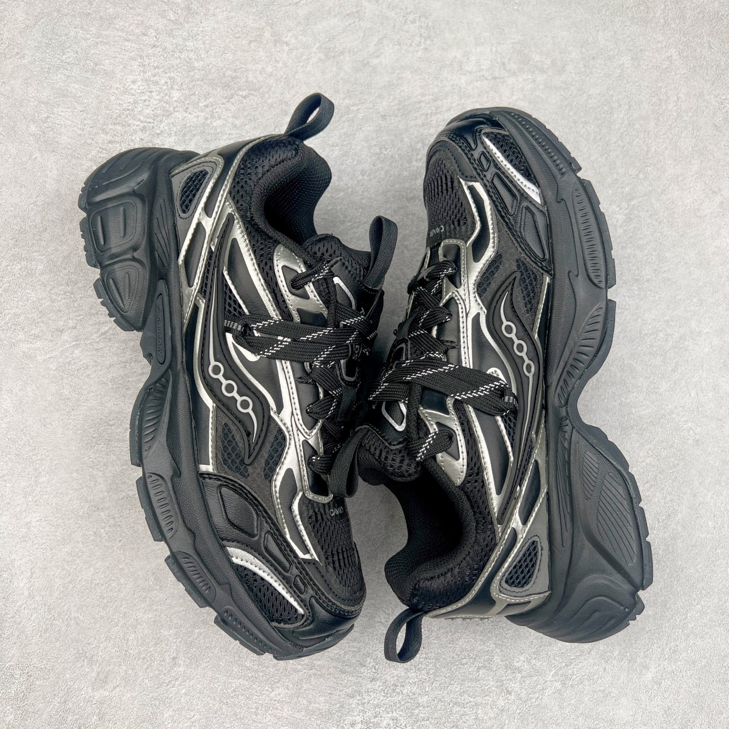 图片[3]-Saucony 2k Cavalry 索康尼骑士2K系列低帮复古老爹风增高休闲运动慢跑鞋 创立至今已经125周年的Saucony一直致力于打造专业性能的跑鞋 让跑者们拥有极致的运动体验 同时大量Saucony Originals的鞋型与外观设计一直被奉为经典 它们身上的复古时尚基因影响了潮流文化的发展 引领着新世代的审美 这一次Saucony Originals带来全新2K CAVALRY「骑士鞋」从经典鞋型中出发 结合当今潮流的设计 演绎不一样的千禧魅力 在本次「House Of Saucony」快闪空间 Saucony重磅发布了全新鞋款：骑士鞋 2K CAVALRY 全新的 2K CAVALRY在Saucony人气常青鞋款Cohesion 2K的基础上重新设计 外形上2K CAVALRY延续了Cohesion 2K的基因 采用了极具辨识度的千禧年风格跑鞋廓形设计 个性且时尚 鞋面加入了大量线条勾勒 与Saucony的经典Logo完美融合 带来了层次感的同时提供了视觉冲击力 同时大底部分采用了更加夸张的厚底设计 增强了鞋子的时尚属性的同时带来了增高效果 全新的 2K CAVALRY采用了低饱和度的颜色设计 以银灰色为主 更加简约百搭 适合不同风格的年轻人 尺码：35.5 36 36.5 37.5 38 38.5 39 40 40.5 41 42 42.5 43 44 44.5 45-选品中心