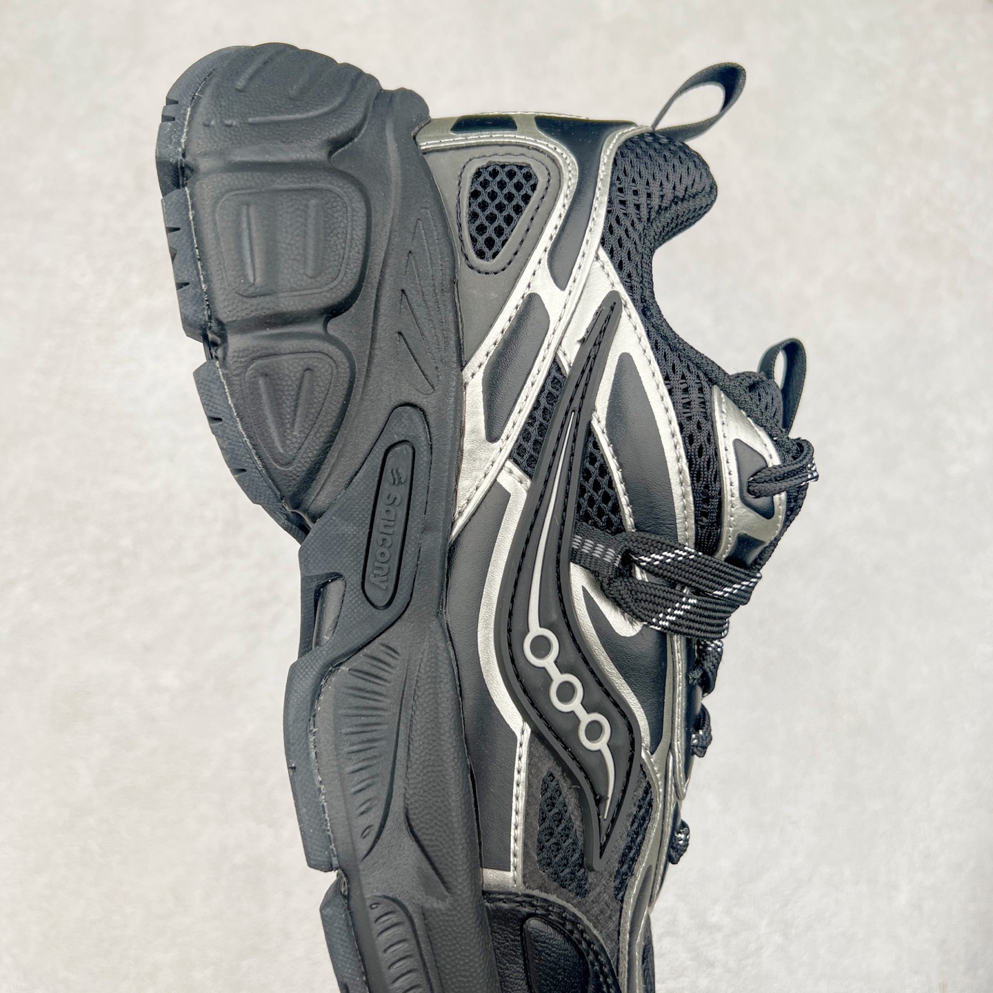 图片[6]-Saucony 2k Cavalry 索康尼骑士2K系列低帮复古老爹风增高休闲运动慢跑鞋 创立至今已经125周年的Saucony一直致力于打造专业性能的跑鞋 让跑者们拥有极致的运动体验 同时大量Saucony Originals的鞋型与外观设计一直被奉为经典 它们身上的复古时尚基因影响了潮流文化的发展 引领着新世代的审美 这一次Saucony Originals带来全新2K CAVALRY「骑士鞋」从经典鞋型中出发 结合当今潮流的设计 演绎不一样的千禧魅力 在本次「House Of Saucony」快闪空间 Saucony重磅发布了全新鞋款：骑士鞋 2K CAVALRY 全新的 2K CAVALRY在Saucony人气常青鞋款Cohesion 2K的基础上重新设计 外形上2K CAVALRY延续了Cohesion 2K的基因 采用了极具辨识度的千禧年风格跑鞋廓形设计 个性且时尚 鞋面加入了大量线条勾勒 与Saucony的经典Logo完美融合 带来了层次感的同时提供了视觉冲击力 同时大底部分采用了更加夸张的厚底设计 增强了鞋子的时尚属性的同时带来了增高效果 全新的 2K CAVALRY采用了低饱和度的颜色设计 以银灰色为主 更加简约百搭 适合不同风格的年轻人 尺码：35.5 36 36.5 37.5 38 38.5 39 40 40.5 41 42 42.5 43 44 44.5 45-选品中心