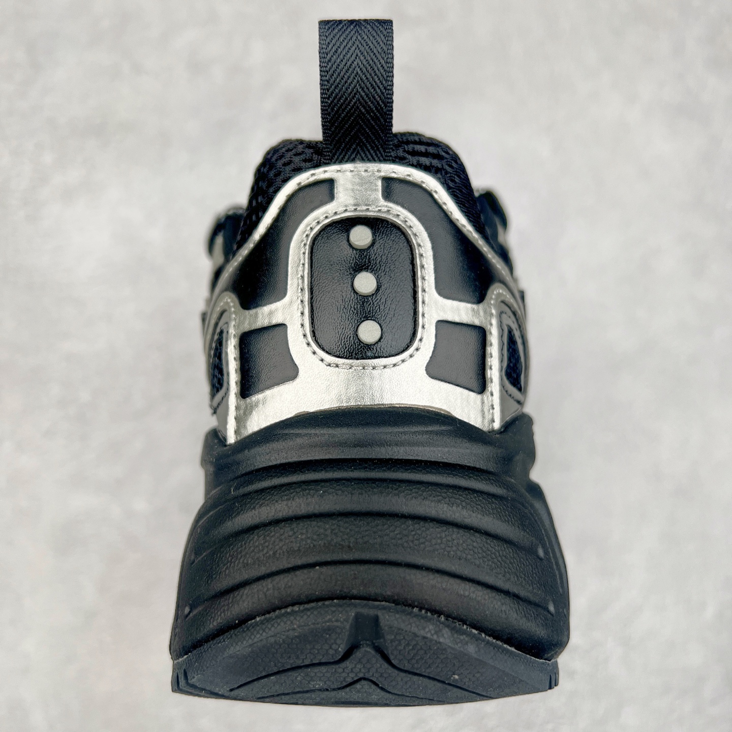 图片[8]-Saucony 2k Cavalry 索康尼骑士2K系列低帮复古老爹风增高休闲运动慢跑鞋 创立至今已经125周年的Saucony一直致力于打造专业性能的跑鞋 让跑者们拥有极致的运动体验 同时大量Saucony Originals的鞋型与外观设计一直被奉为经典 它们身上的复古时尚基因影响了潮流文化的发展 引领着新世代的审美 这一次Saucony Originals带来全新2K CAVALRY「骑士鞋」从经典鞋型中出发 结合当今潮流的设计 演绎不一样的千禧魅力 在本次「House Of Saucony」快闪空间 Saucony重磅发布了全新鞋款：骑士鞋 2K CAVALRY 全新的 2K CAVALRY在Saucony人气常青鞋款Cohesion 2K的基础上重新设计 外形上2K CAVALRY延续了Cohesion 2K的基因 采用了极具辨识度的千禧年风格跑鞋廓形设计 个性且时尚 鞋面加入了大量线条勾勒 与Saucony的经典Logo完美融合 带来了层次感的同时提供了视觉冲击力 同时大底部分采用了更加夸张的厚底设计 增强了鞋子的时尚属性的同时带来了增高效果 全新的 2K CAVALRY采用了低饱和度的颜色设计 以银灰色为主 更加简约百搭 适合不同风格的年轻人 尺码：35.5 36 36.5 37.5 38 38.5 39 40 40.5 41 42 42.5 43 44 44.5 45-选品中心