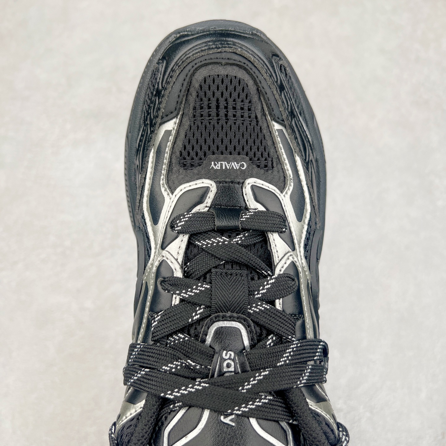 图片[4]-Saucony 2k Cavalry 索康尼骑士2K系列低帮复古老爹风增高休闲运动慢跑鞋 创立至今已经125周年的Saucony一直致力于打造专业性能的跑鞋 让跑者们拥有极致的运动体验 同时大量Saucony Originals的鞋型与外观设计一直被奉为经典 它们身上的复古时尚基因影响了潮流文化的发展 引领着新世代的审美 这一次Saucony Originals带来全新2K CAVALRY「骑士鞋」从经典鞋型中出发 结合当今潮流的设计 演绎不一样的千禧魅力 在本次「House Of Saucony」快闪空间 Saucony重磅发布了全新鞋款：骑士鞋 2K CAVALRY 全新的 2K CAVALRY在Saucony人气常青鞋款Cohesion 2K的基础上重新设计 外形上2K CAVALRY延续了Cohesion 2K的基因 采用了极具辨识度的千禧年风格跑鞋廓形设计 个性且时尚 鞋面加入了大量线条勾勒 与Saucony的经典Logo完美融合 带来了层次感的同时提供了视觉冲击力 同时大底部分采用了更加夸张的厚底设计 增强了鞋子的时尚属性的同时带来了增高效果 全新的 2K CAVALRY采用了低饱和度的颜色设计 以银灰色为主 更加简约百搭 适合不同风格的年轻人 尺码：35.5 36 36.5 37.5 38 38.5 39 40 40.5 41 42 42.5 43 44 44.5 45-选品中心