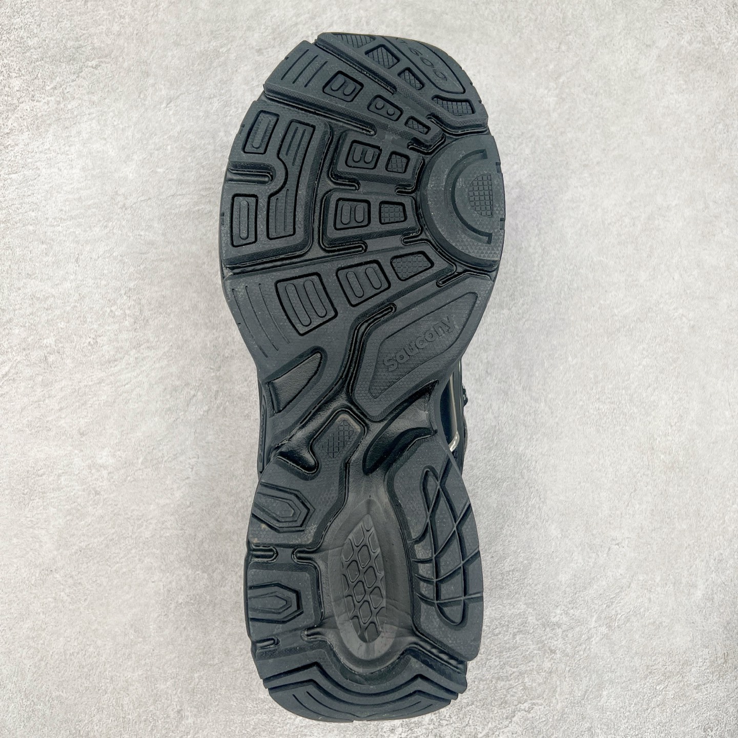 图片[9]-Saucony 2k Cavalry 索康尼骑士2K系列低帮复古老爹风增高休闲运动慢跑鞋 创立至今已经125周年的Saucony一直致力于打造专业性能的跑鞋 让跑者们拥有极致的运动体验 同时大量Saucony Originals的鞋型与外观设计一直被奉为经典 它们身上的复古时尚基因影响了潮流文化的发展 引领着新世代的审美 这一次Saucony Originals带来全新2K CAVALRY「骑士鞋」从经典鞋型中出发 结合当今潮流的设计 演绎不一样的千禧魅力 在本次「House Of Saucony」快闪空间 Saucony重磅发布了全新鞋款：骑士鞋 2K CAVALRY 全新的 2K CAVALRY在Saucony人气常青鞋款Cohesion 2K的基础上重新设计 外形上2K CAVALRY延续了Cohesion 2K的基因 采用了极具辨识度的千禧年风格跑鞋廓形设计 个性且时尚 鞋面加入了大量线条勾勒 与Saucony的经典Logo完美融合 带来了层次感的同时提供了视觉冲击力 同时大底部分采用了更加夸张的厚底设计 增强了鞋子的时尚属性的同时带来了增高效果 全新的 2K CAVALRY采用了低饱和度的颜色设计 以银灰色为主 更加简约百搭 适合不同风格的年轻人 尺码：35.5 36 36.5 37.5 38 38.5 39 40 40.5 41 42 42.5 43 44 44.5 45-选品中心