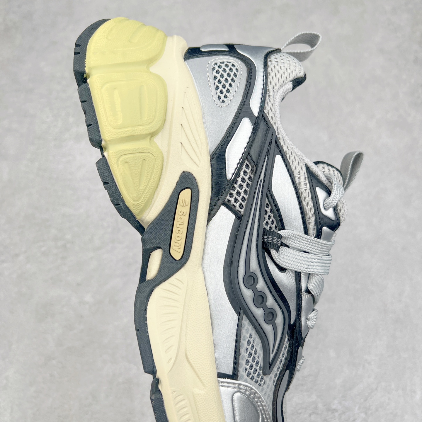 图片[6]-Saucony 2k Cavalry 索康尼骑士2K系列低帮复古老爹风增高休闲运动慢跑鞋 创立至今已经125周年的Saucony一直致力于打造专业性能的跑鞋 让跑者们拥有极致的运动体验 同时大量Saucony Originals的鞋型与外观设计一直被奉为经典 它们身上的复古时尚基因影响了潮流文化的发展 引领着新世代的审美 这一次Saucony Originals带来全新2K CAVALRY「骑士鞋」从经典鞋型中出发 结合当今潮流的设计 演绎不一样的千禧魅力 在本次「House Of Saucony」快闪空间 Saucony重磅发布了全新鞋款：骑士鞋 2K CAVALRY 全新的 2K CAVALRY在Saucony人气常青鞋款Cohesion 2K的基础上重新设计 外形上2K CAVALRY延续了Cohesion 2K的基因 采用了极具辨识度的千禧年风格跑鞋廓形设计 个性且时尚 鞋面加入了大量线条勾勒 与Saucony的经典Logo完美融合 带来了层次感的同时提供了视觉冲击力 同时大底部分采用了更加夸张的厚底设计 增强了鞋子的时尚属性的同时带来了增高效果 全新的 2K CAVALRY采用了低饱和度的颜色设计 以银灰色为主 更加简约百搭 适合不同风格的年轻人 尺码：35.5 36 36.5 37.5 38 38.5 39 40 40.5 41 42 42.5 43 44 44.5 45-选品中心