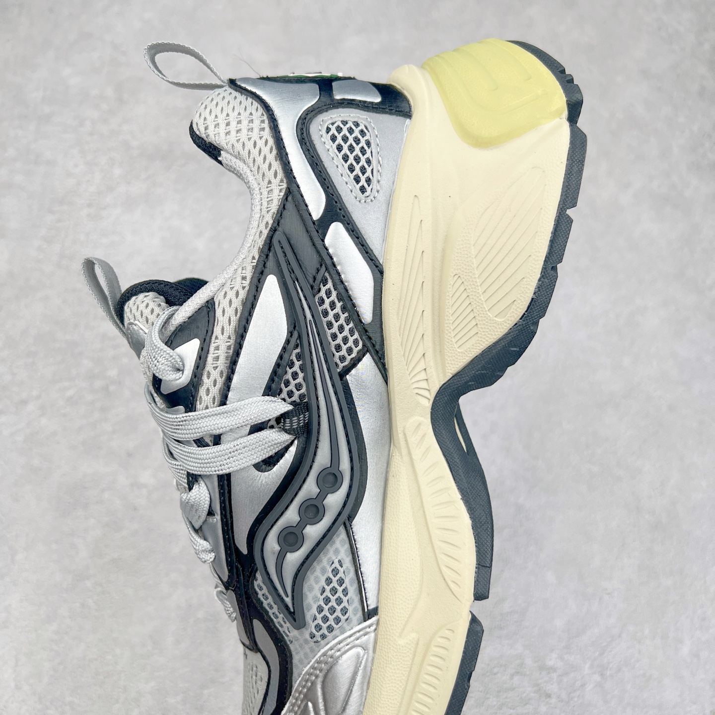 图片[7]-Saucony 2k Cavalry 索康尼骑士2K系列低帮复古老爹风增高休闲运动慢跑鞋 创立至今已经125周年的Saucony一直致力于打造专业性能的跑鞋 让跑者们拥有极致的运动体验 同时大量Saucony Originals的鞋型与外观设计一直被奉为经典 它们身上的复古时尚基因影响了潮流文化的发展 引领着新世代的审美 这一次Saucony Originals带来全新2K CAVALRY「骑士鞋」从经典鞋型中出发 结合当今潮流的设计 演绎不一样的千禧魅力 在本次「House Of Saucony」快闪空间 Saucony重磅发布了全新鞋款：骑士鞋 2K CAVALRY 全新的 2K CAVALRY在Saucony人气常青鞋款Cohesion 2K的基础上重新设计 外形上2K CAVALRY延续了Cohesion 2K的基因 采用了极具辨识度的千禧年风格跑鞋廓形设计 个性且时尚 鞋面加入了大量线条勾勒 与Saucony的经典Logo完美融合 带来了层次感的同时提供了视觉冲击力 同时大底部分采用了更加夸张的厚底设计 增强了鞋子的时尚属性的同时带来了增高效果 全新的 2K CAVALRY采用了低饱和度的颜色设计 以银灰色为主 更加简约百搭 适合不同风格的年轻人 尺码：35.5 36 36.5 37.5 38 38.5 39 40 40.5 41 42 42.5 43 44 44.5 45-选品中心