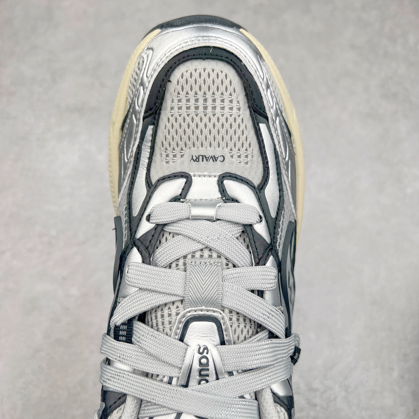 图片[4]-Saucony 2k Cavalry 索康尼骑士2K系列低帮复古老爹风增高休闲运动慢跑鞋 创立至今已经125周年的Saucony一直致力于打造专业性能的跑鞋 让跑者们拥有极致的运动体验 同时大量Saucony Originals的鞋型与外观设计一直被奉为经典 它们身上的复古时尚基因影响了潮流文化的发展 引领着新世代的审美 这一次Saucony Originals带来全新2K CAVALRY「骑士鞋」从经典鞋型中出发 结合当今潮流的设计 演绎不一样的千禧魅力 在本次「House Of Saucony」快闪空间 Saucony重磅发布了全新鞋款：骑士鞋 2K CAVALRY 全新的 2K CAVALRY在Saucony人气常青鞋款Cohesion 2K的基础上重新设计 外形上2K CAVALRY延续了Cohesion 2K的基因 采用了极具辨识度的千禧年风格跑鞋廓形设计 个性且时尚 鞋面加入了大量线条勾勒 与Saucony的经典Logo完美融合 带来了层次感的同时提供了视觉冲击力 同时大底部分采用了更加夸张的厚底设计 增强了鞋子的时尚属性的同时带来了增高效果 全新的 2K CAVALRY采用了低饱和度的颜色设计 以银灰色为主 更加简约百搭 适合不同风格的年轻人 尺码：35.5 36 36.5 37.5 38 38.5 39 40 40.5 41 42 42.5 43 44 44.5 45-选品中心